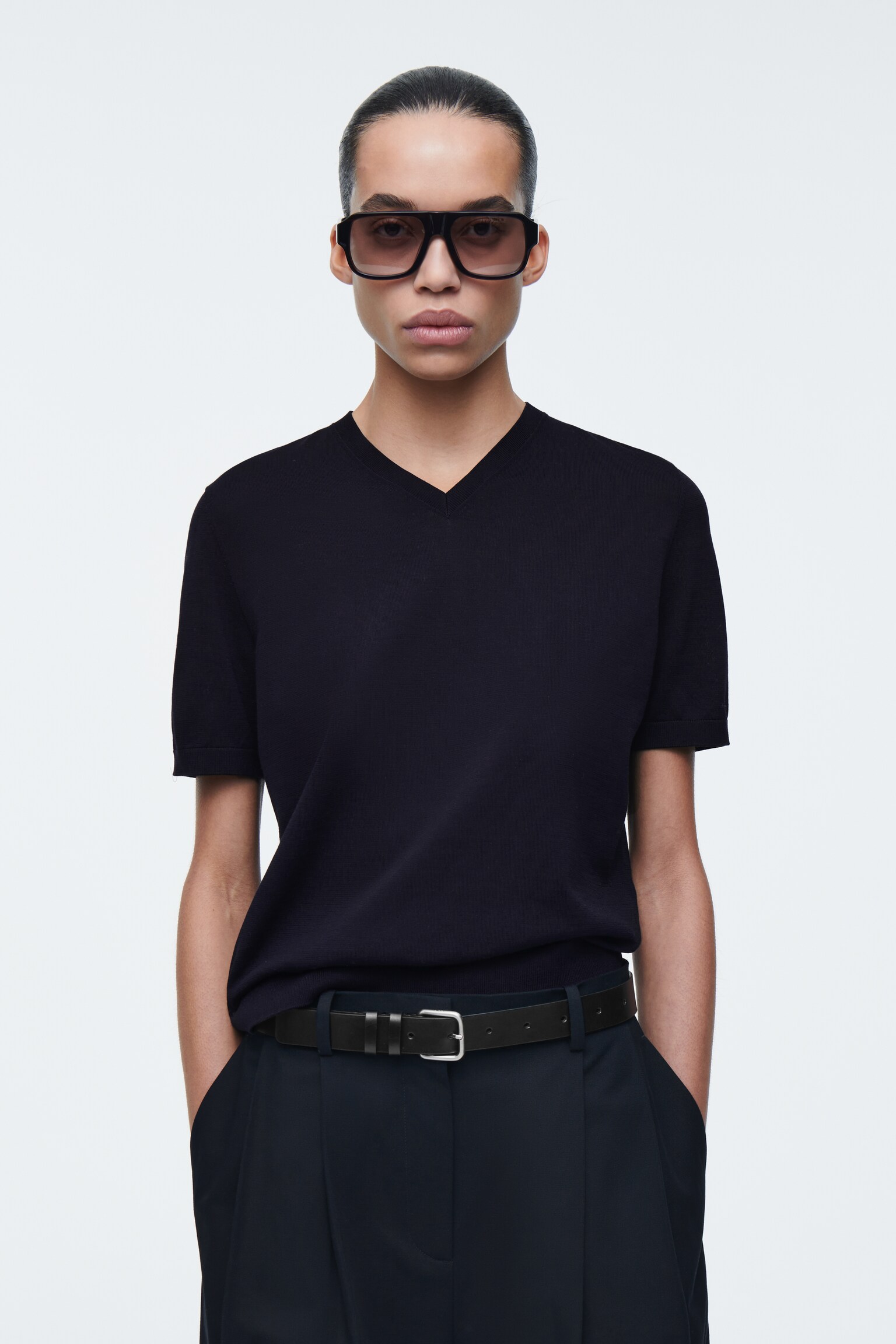 KNITTED COTTON V-NECK T-SHIRT - NAVY/OCHRE