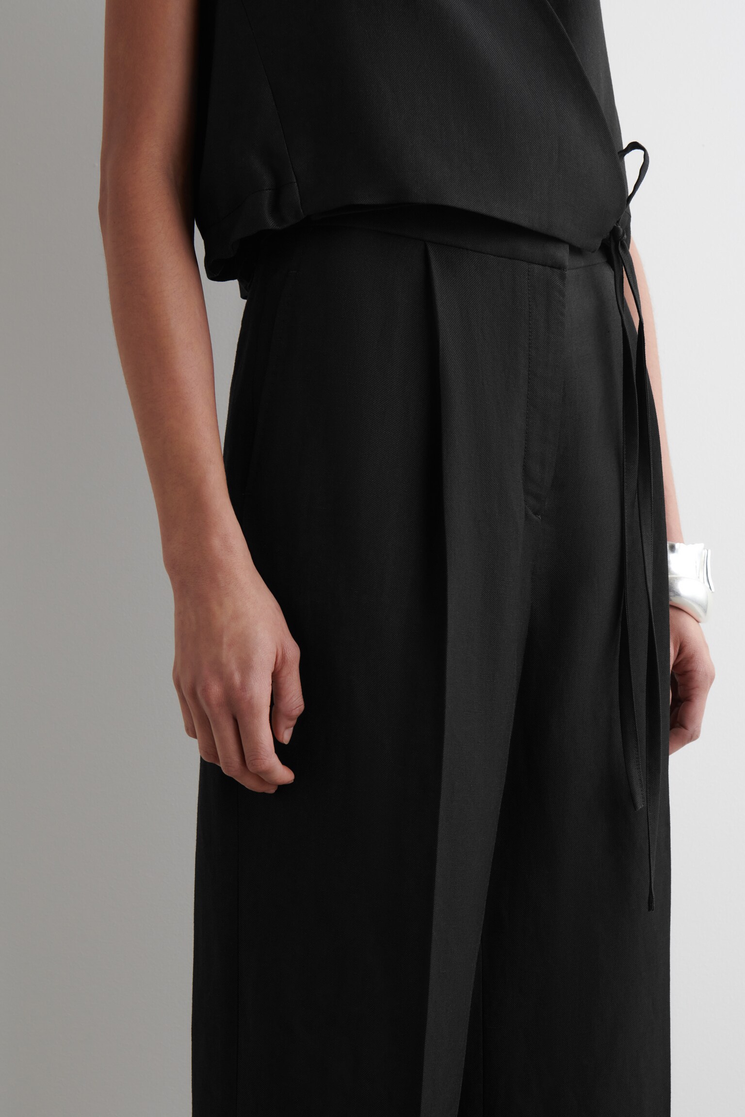 PANTALÓN RECTO CROP EN MEZCLA DE LINO - NEGRO - 4