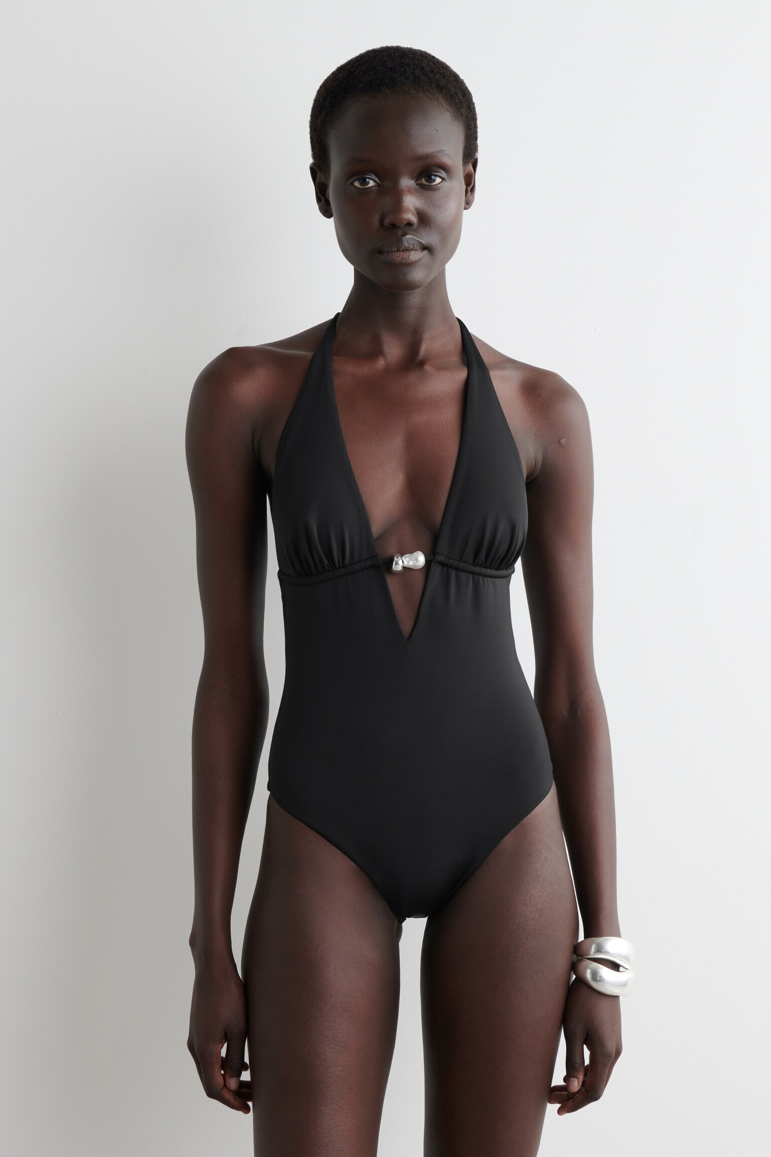 BAÑADOR CON CUELLO DE PICO PRONUNCIADO Y JOYA - NEGRO - 4