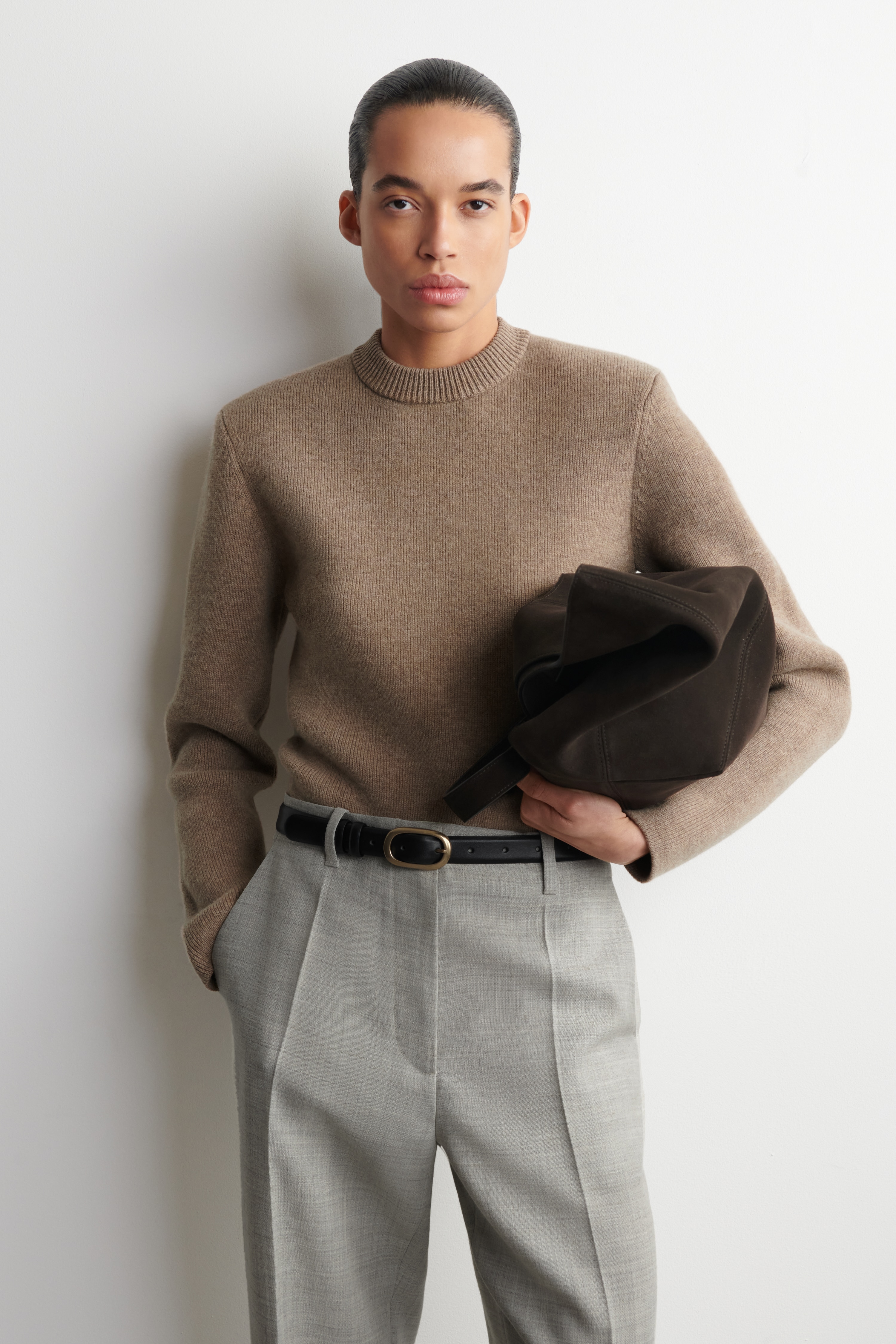 MAGLIONE IN LANA MERINO CON SPALLE STRUTTURATE - BEIGE/BLU NAVY