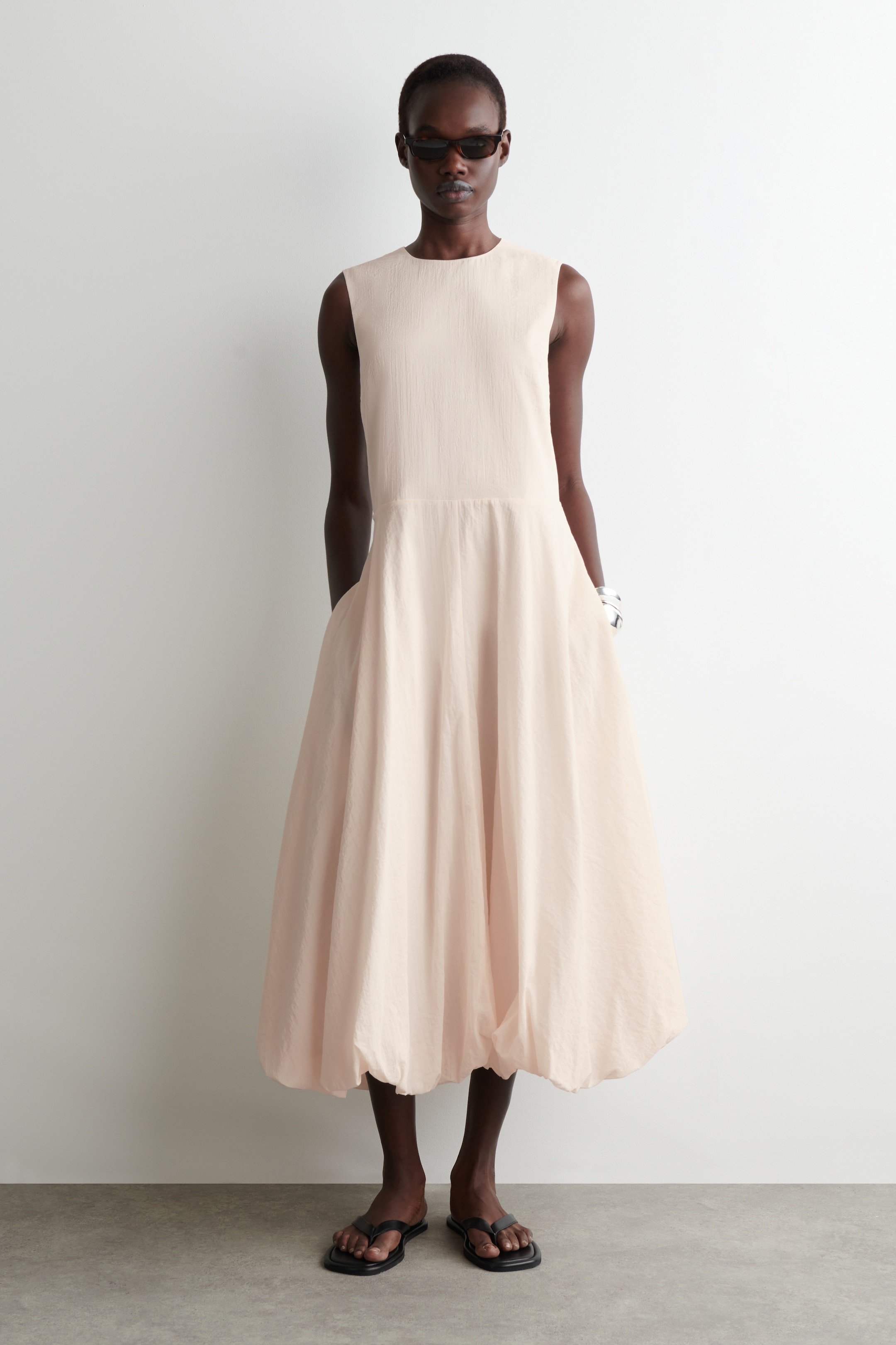Agrandir l'image: ROBE MIDI SANS MANCHES À OURLET BULLE - ROSE CLAIR - FEMME | H&M CH 1