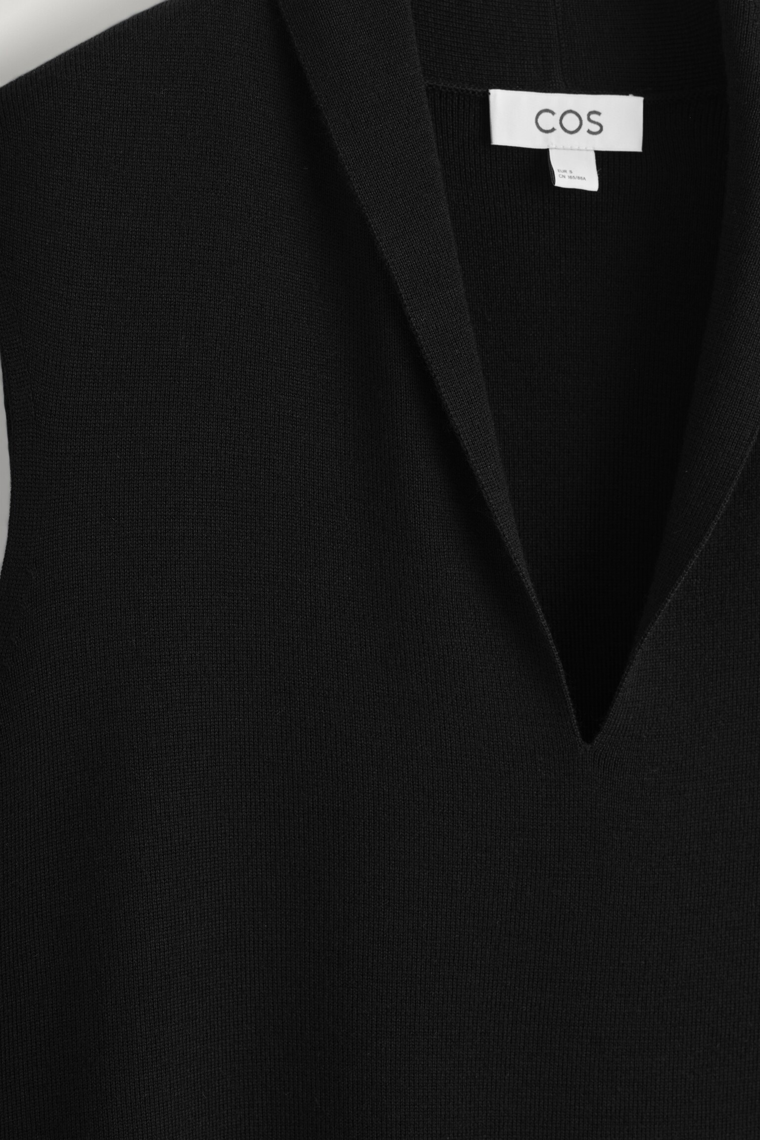 VESTIDO DE LANA MERINO CON SOLAPAS - NEGRO - 7