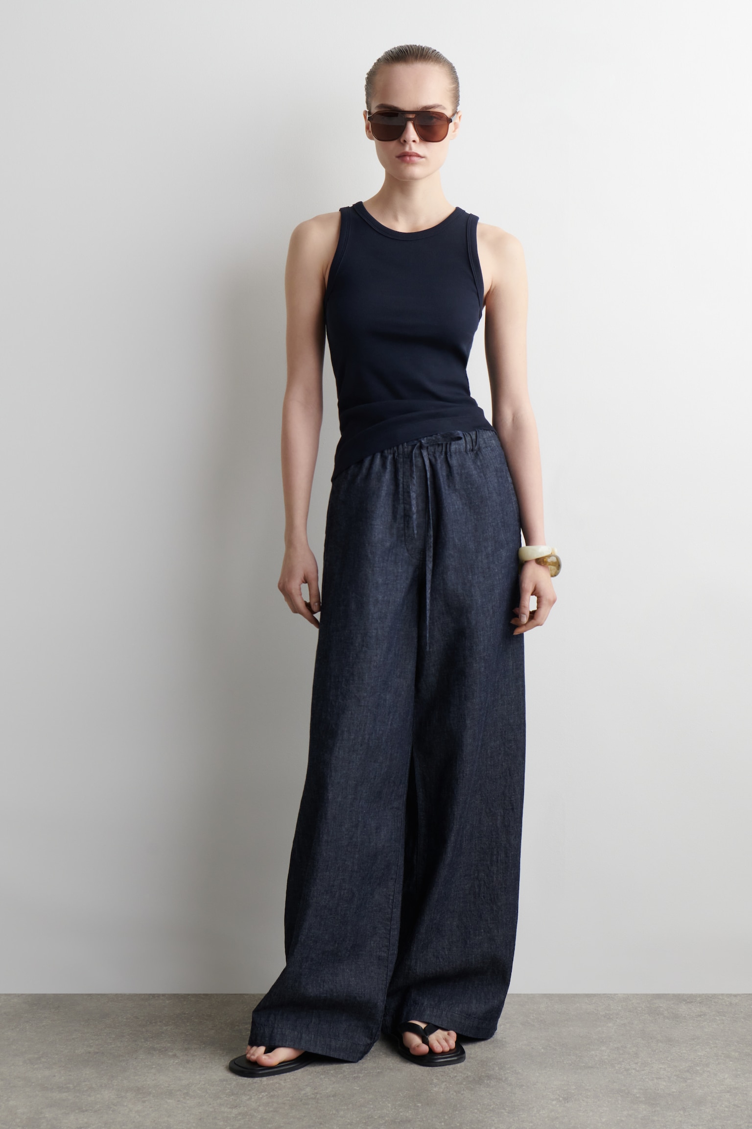 HOSE AUS DENIM MIT WEITEM BEIN UND KORDELZUGBUND - INDIGOBLAU
