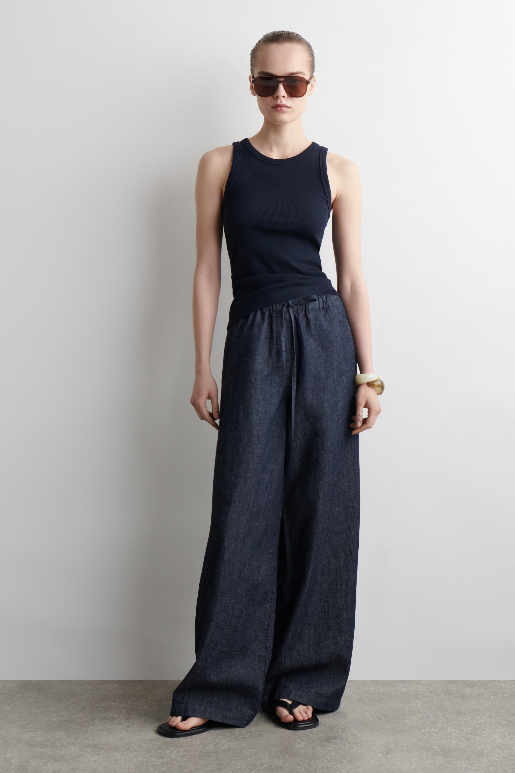 Grotere afbeelding bekijken: DENIM BROEK MET WIDE-LEG EN TREKKOORD - INDIGO - DAMES | H&M BE 1