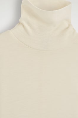MERINO WOOL TURTLENECK TOP — CREAM 7