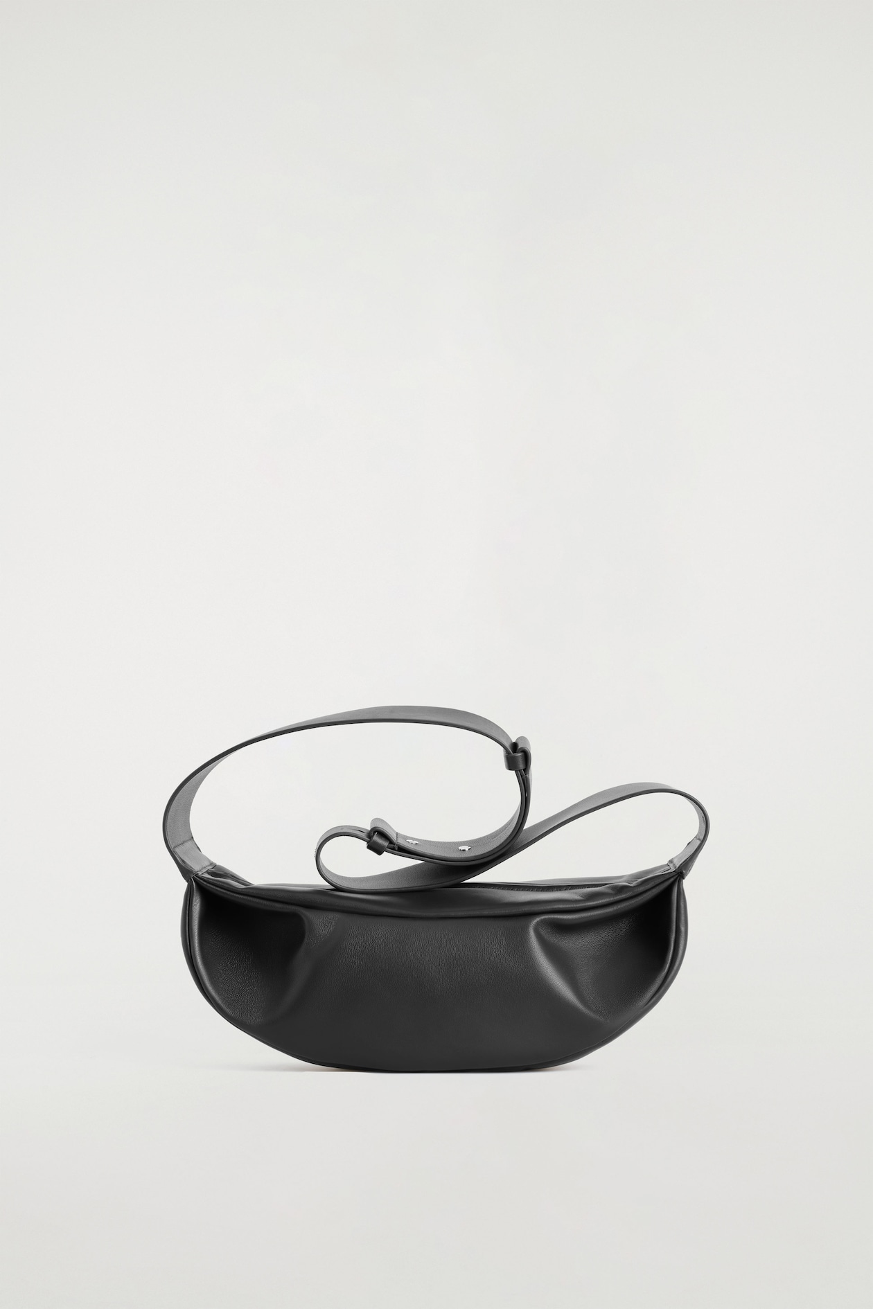 SWING CROSSBODY BAG - LEATHER — Black