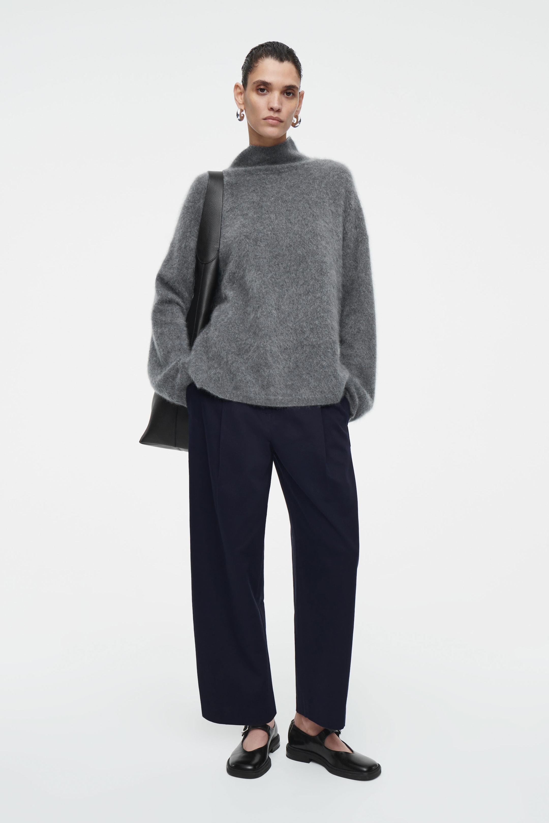 CHINOHOSE MIT FALTEN UND BARREL-BEIN