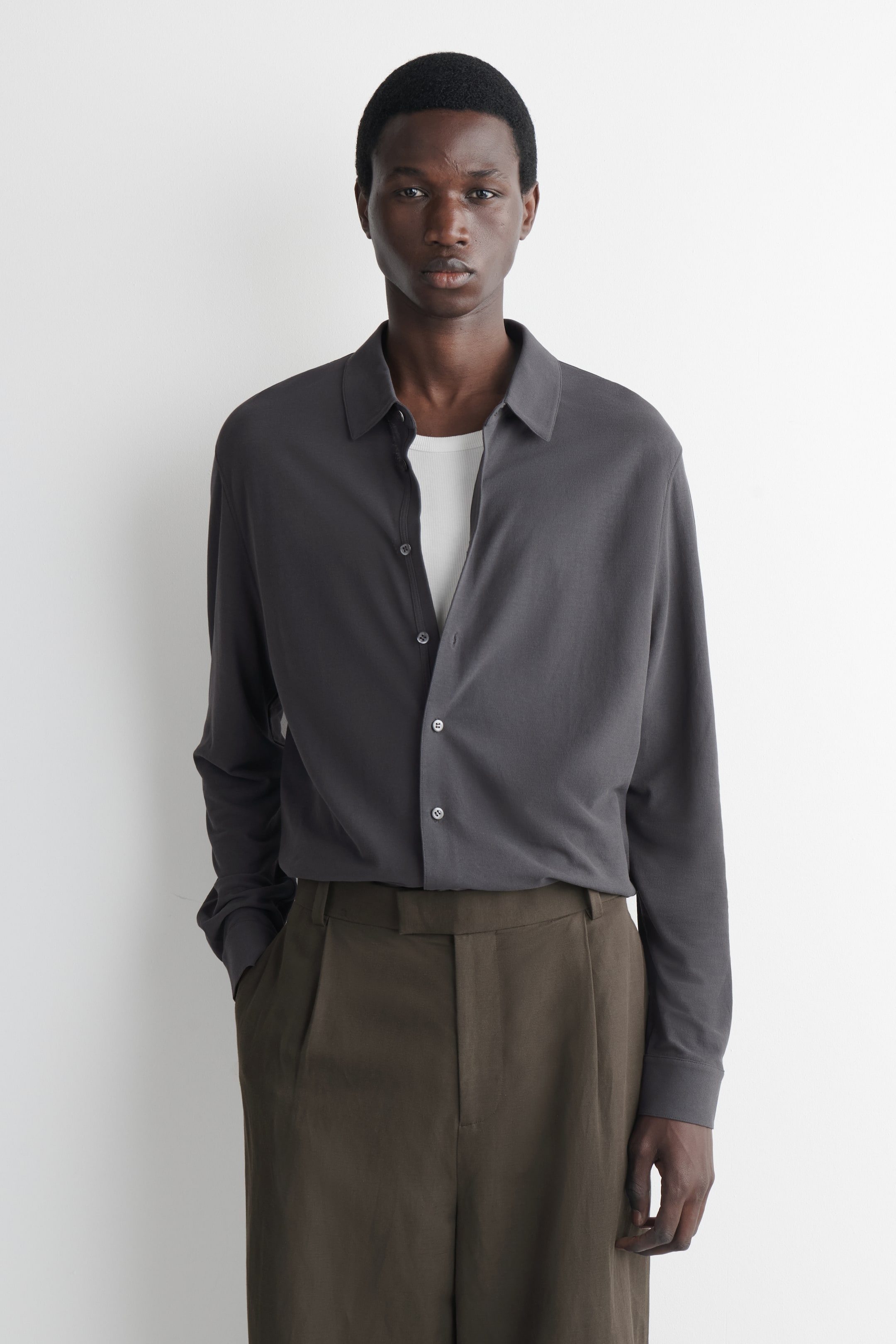 Grotere afbeelding bekijken: Gedrapeerd shirt van katoenen jersey - ANTRACIET - HEREN | H&M BE 1