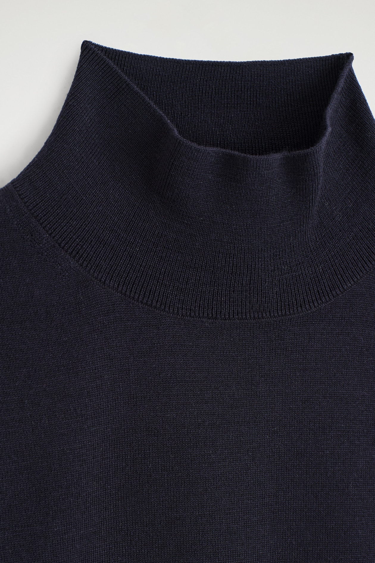 MERINO WOOL TURTLENECK TOP — NAVY