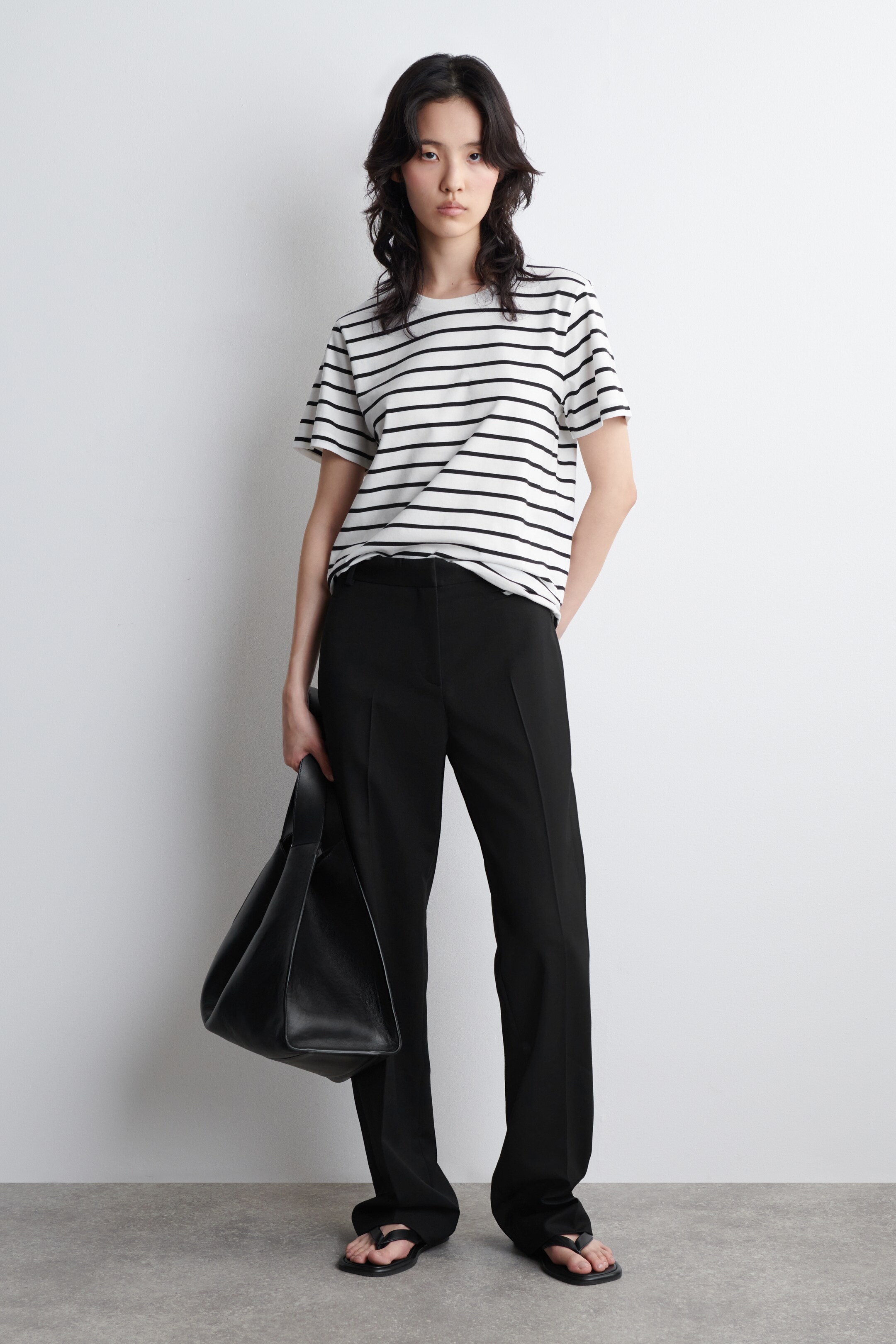 Grotere afbeelding bekijken: RONDE-HALS KATOENEN T-SHIRT - WIT / GESTREEPT - DAMES | H&M NL 2