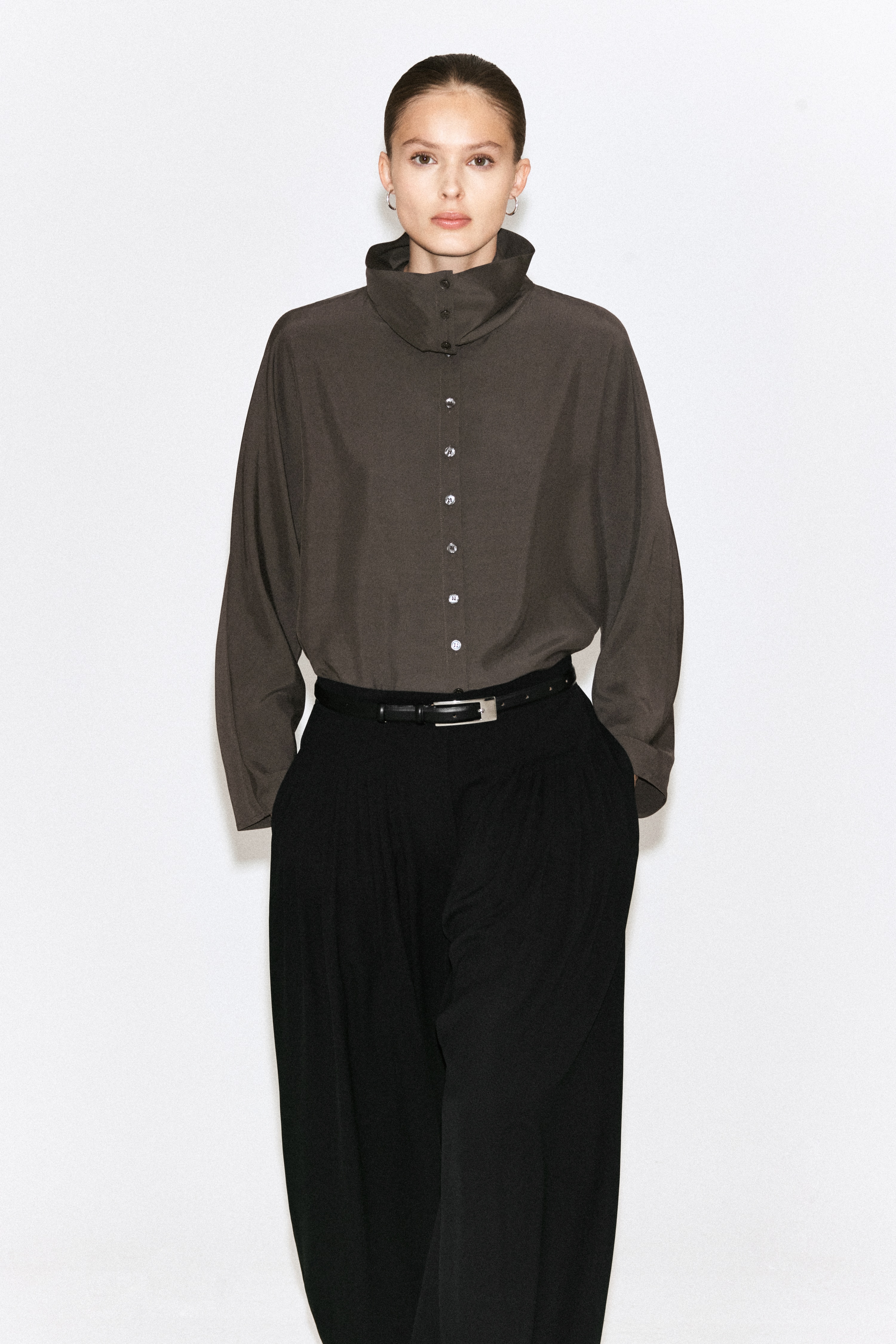 Blusa fluida com gola em funil - CINZA