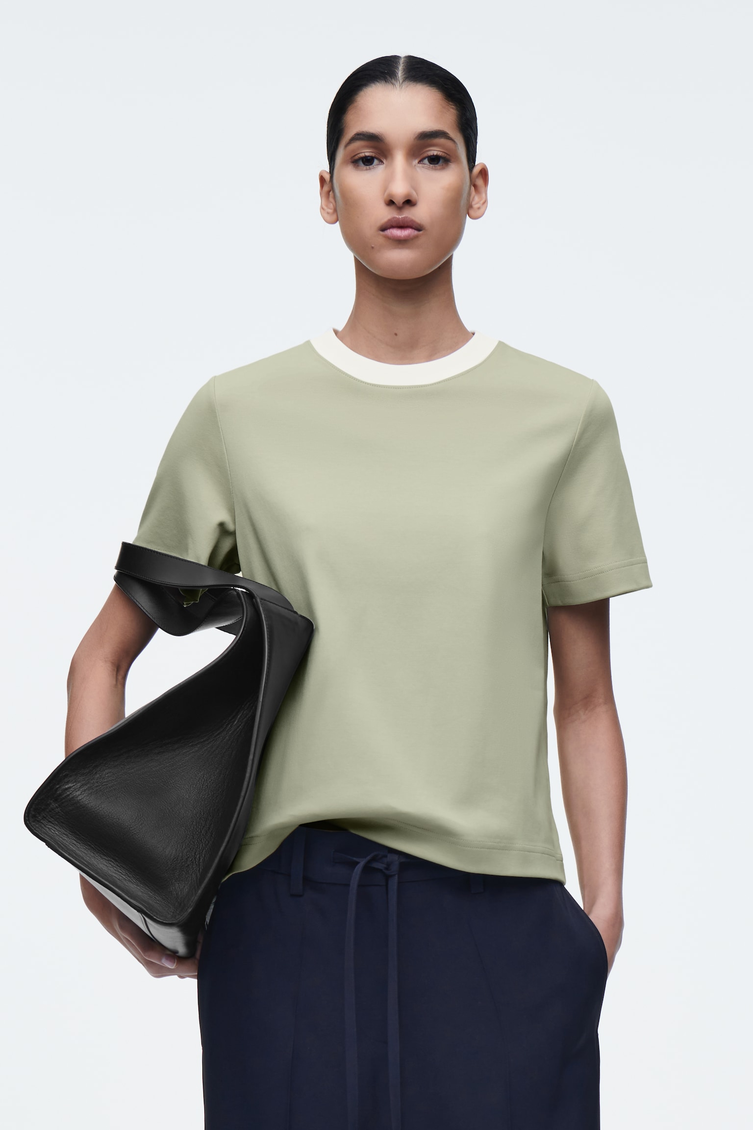 T-SHIRT LINEARE DAL TAGLIO REGOLARE - VERDE / ÉCRU/BLU NAVY/BIANCO/nero/BEIGE CHIARO/KAKI/ARANCIONE / BIANCO / RIGHE/ROSA / BLU NAVY/BIANCO / NERO/GRIGIO MÉLANGE/BLU NAVY / BIANCO / RIGHE/ANTRACITE MÉLANGE/BLU NAVY / RIGHE/BIANCO / BORDEAUX / RIGHE/BIANCO / NERO / RIGHE/BLU / RIGHE/ROSA CHIARO/ROSSO SCURO/KAKI/BLU COBALTO/ROSSO/NERO / VERDE / RIGHE