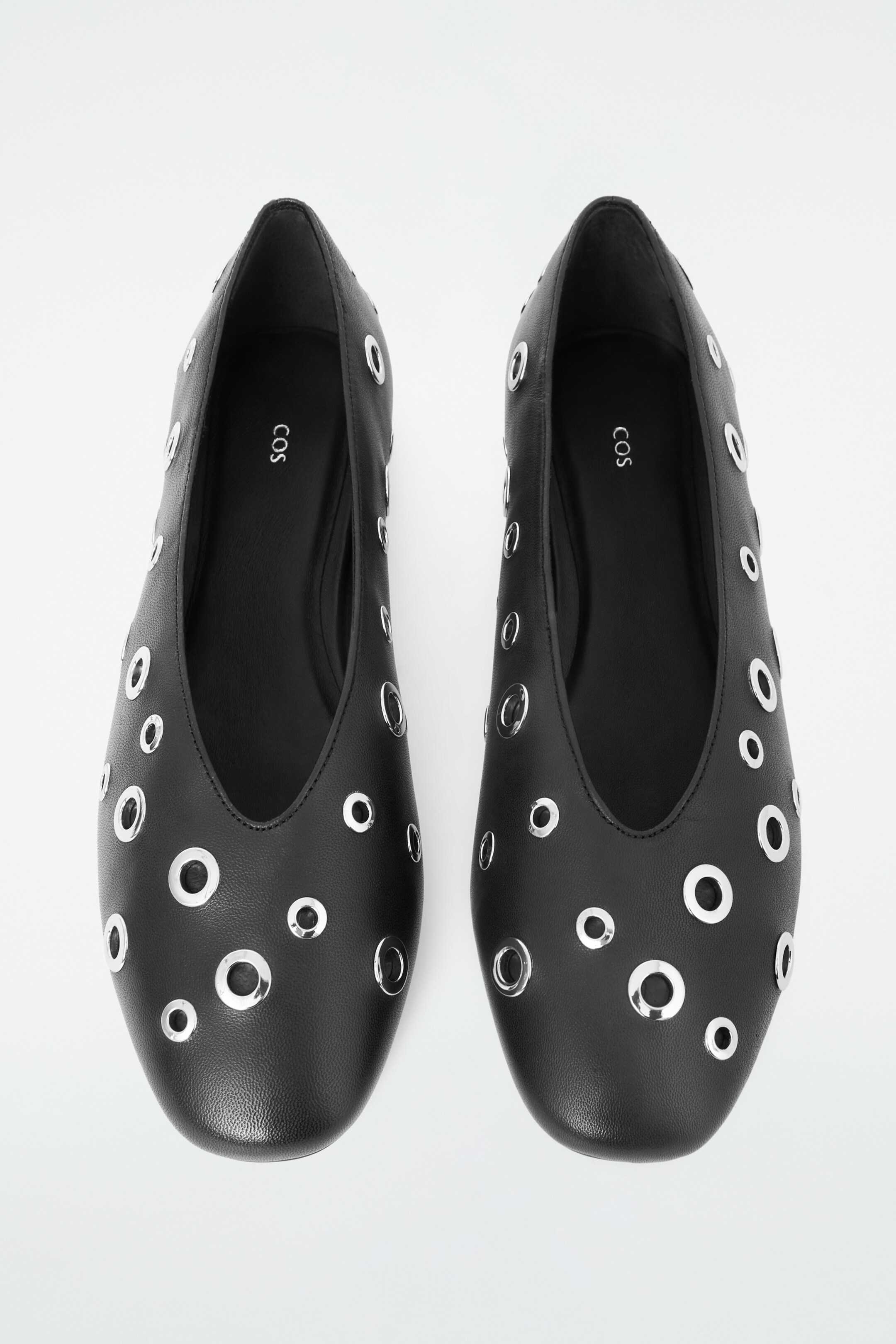 Grösseres Bild ansehen: FLACHE BALLERINAS AUS LEDER MIT ÖSEN - SCHWARZ - DAMEN | H&M CH 3