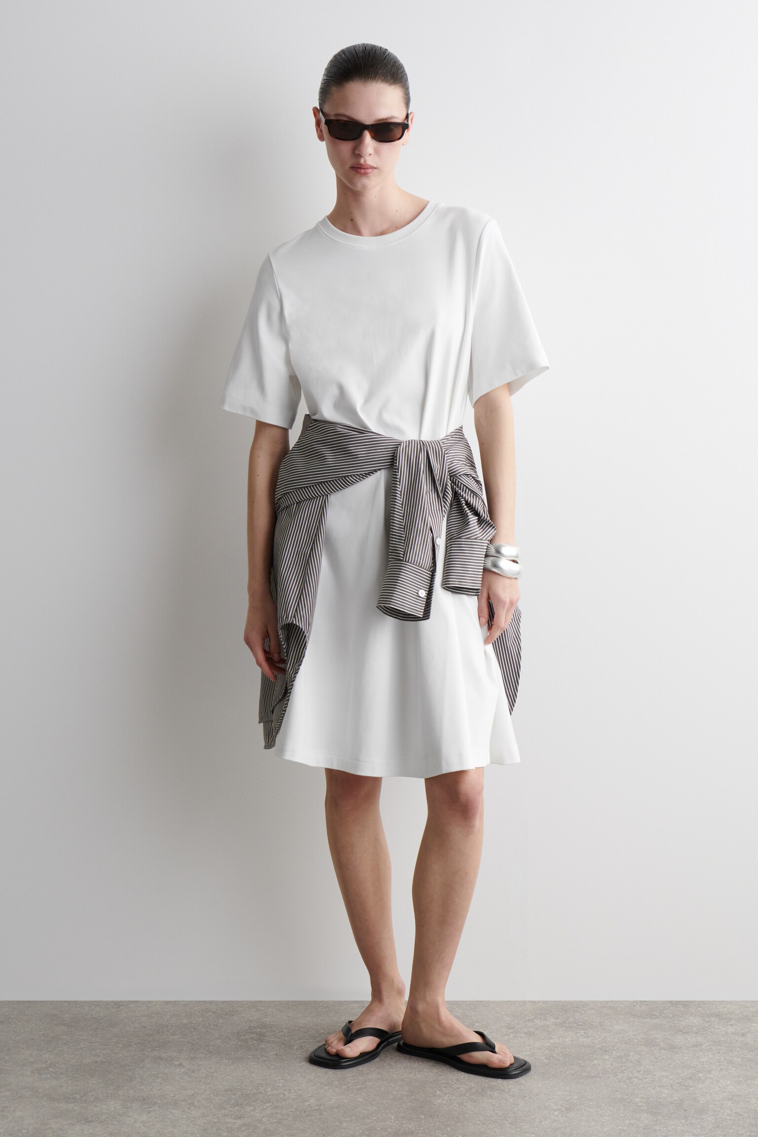 VESTIDO-CAMISETA CORTO ACAMPANADO - BLANCO/NEGRO/ROJO