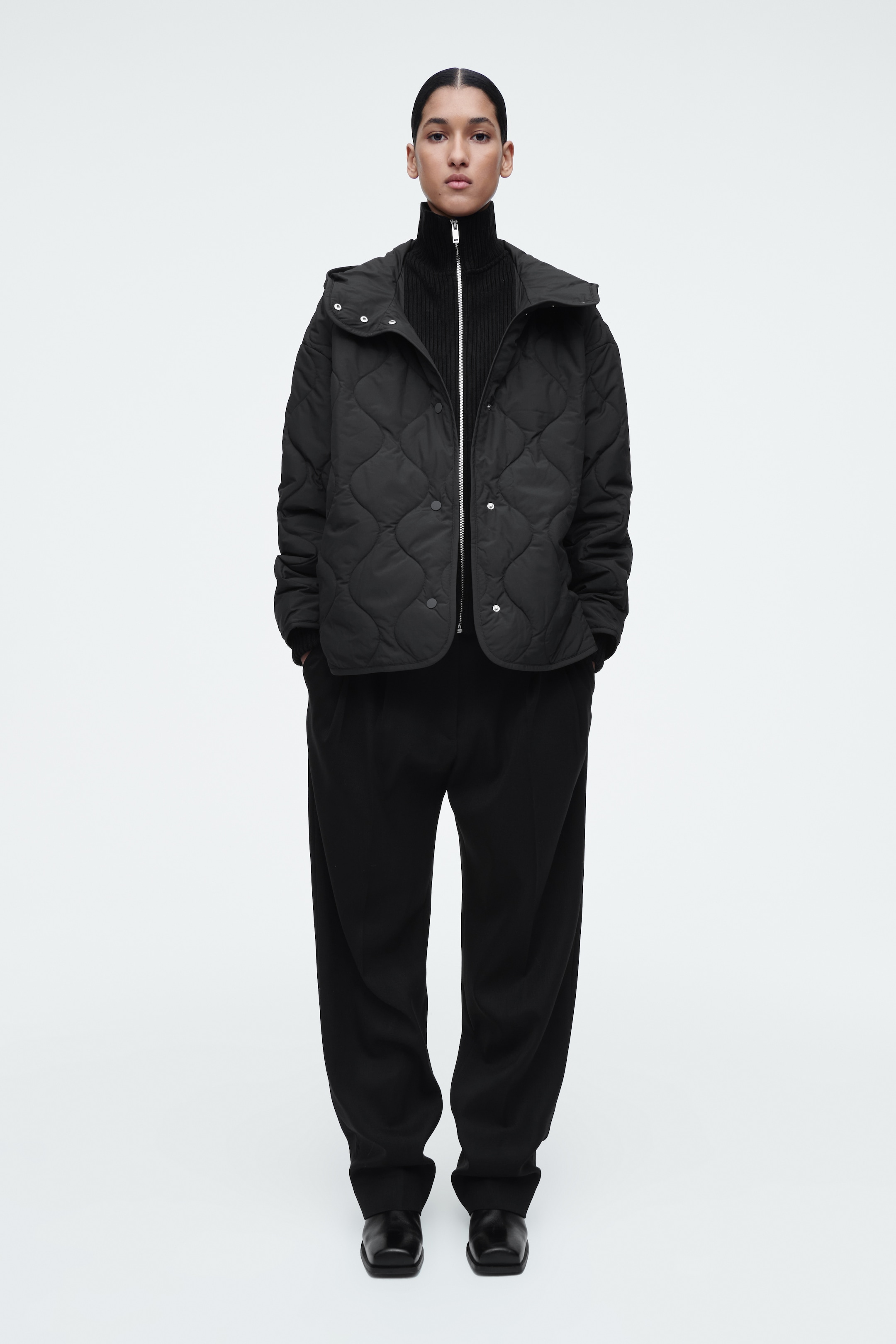 Visa större bild: QUILTAD JACKA MED HUVA OCH HÖG KRAGE - SVART - DAM | H&M SE 6
