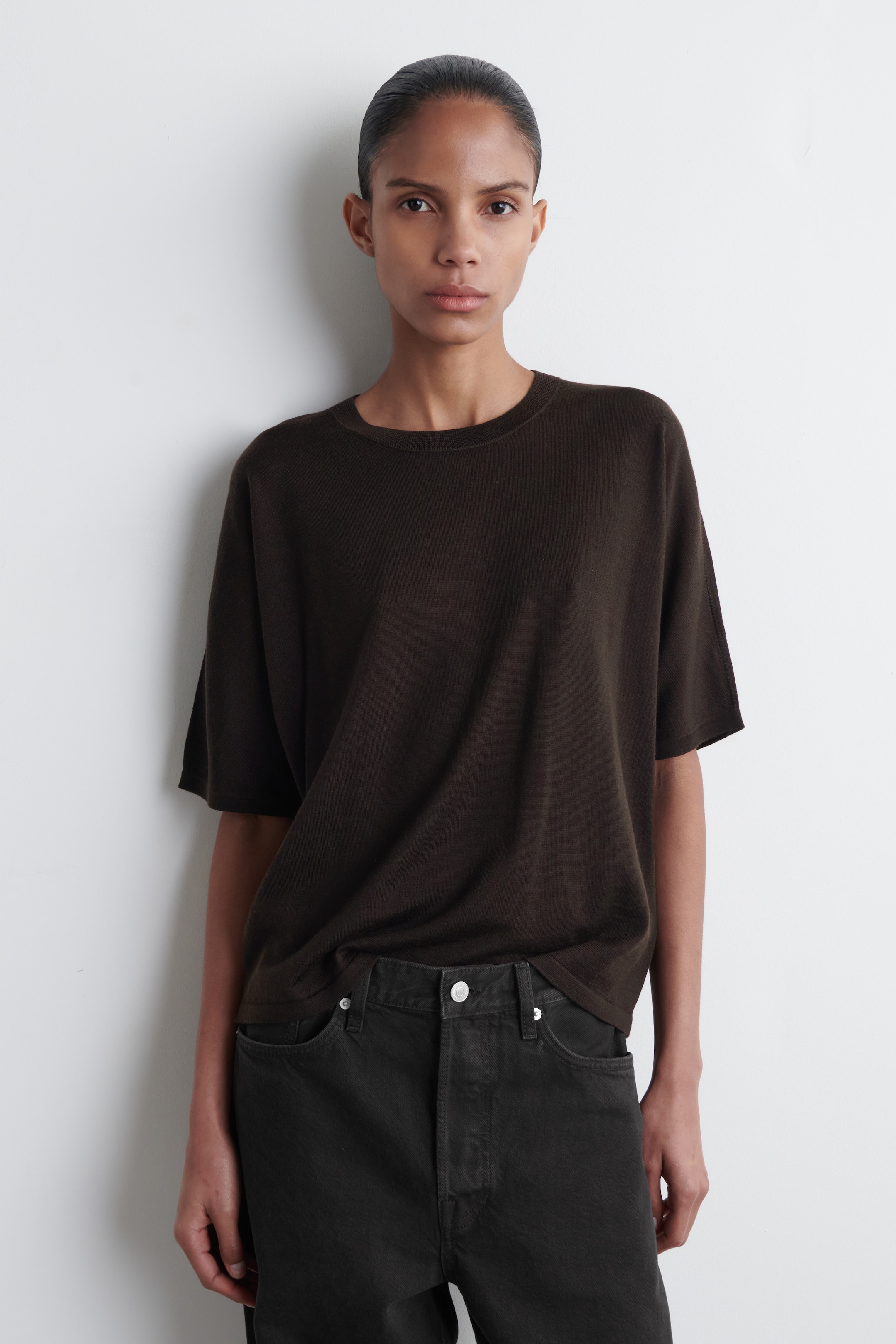 Grotere afbeelding bekijken: MERINO WOLLEN T-SHIRT - DONKERBRUIN - DAMES | H&M BE 1