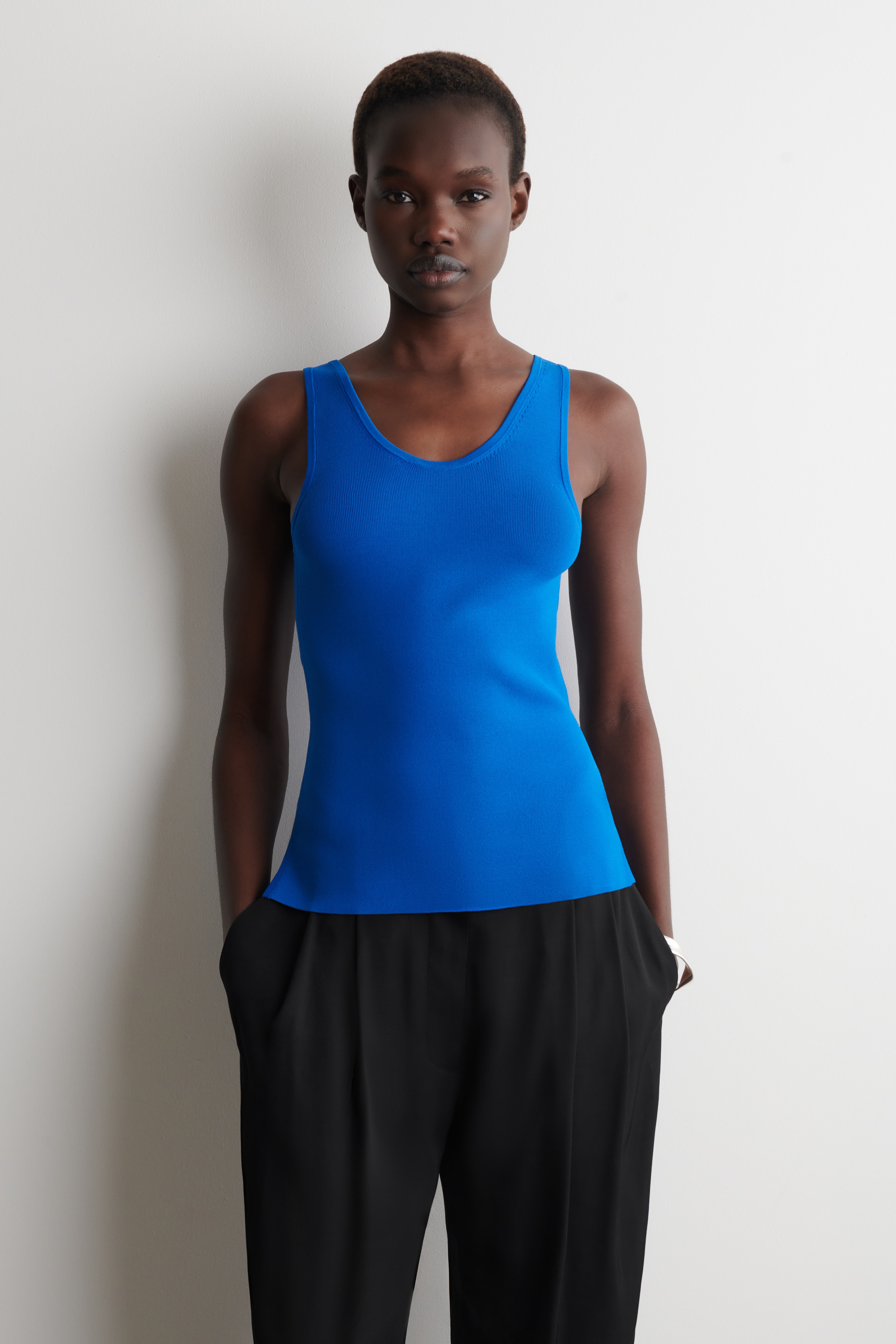 GERIPPTES TANKTOP MIT TIEFEM AUSSCHNITT