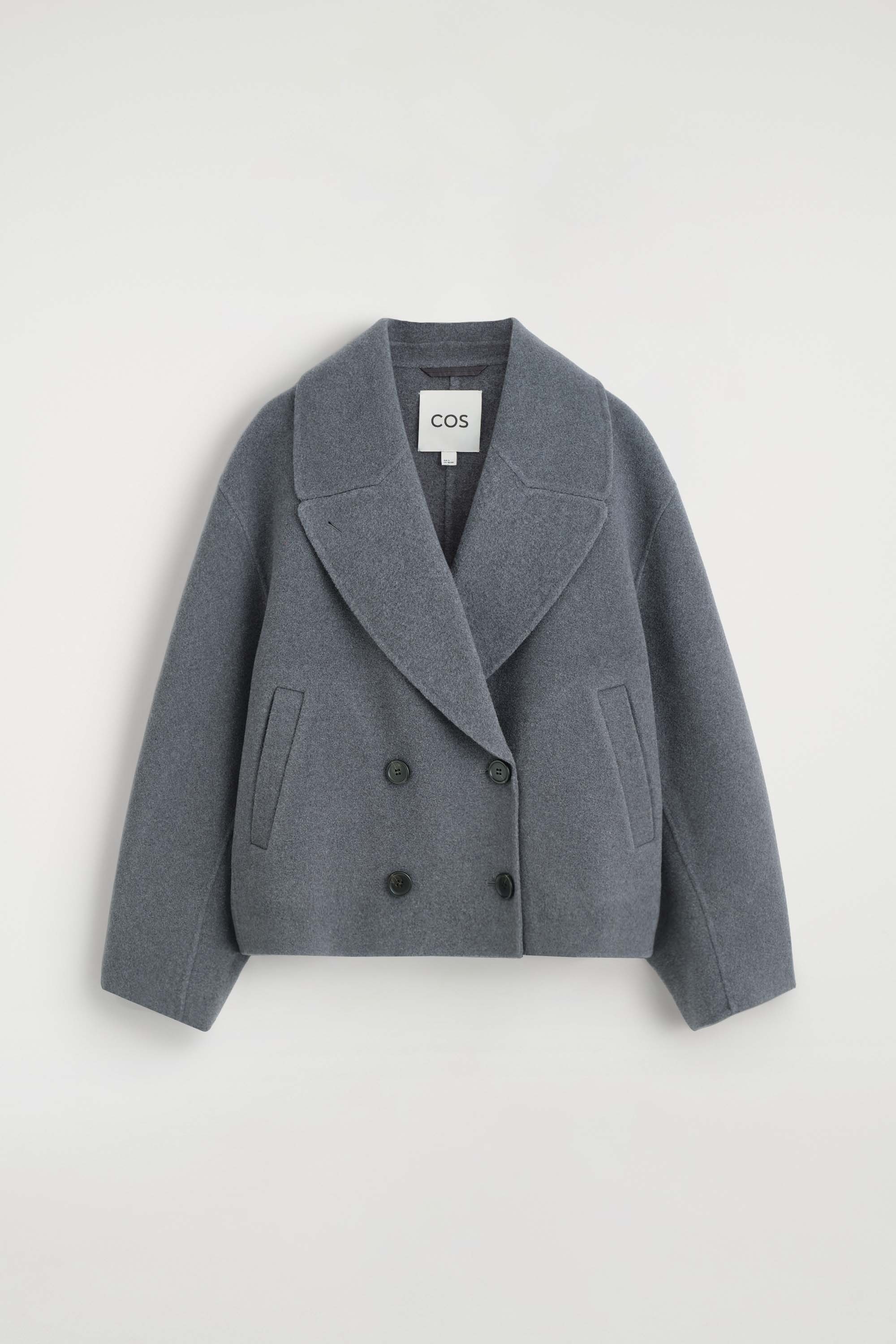 ÎÎ½Î± oversized Î´Î¹ÏÎ»Î®Ï ÏÏÎ·Ï Î¼Î¬Î»Î»Î¹Î½Î¿ ÏÎ±ÎºÎ¬ÎºÎ¹ ÏÎµ Î³ÎºÏÎ¹ Î±ÏÏÏÏÏÏÎ· ÏÎ¿ÏÎ¹Î­ÏÎ±Î¹ Î±ÏÏ ÏÎ¿ Î¼Î¿Î½ÏÎ­Î»Î¿, Î¼Îµ ÏÎ±ÏÎ´Ï Î³Î¹Î±ÎºÎ¬, ÎºÎ¿Î½ÏÏ Î¼Î®ÎºÎ¿Ï ÎºÎ±Î¹ Î´Î¹ÏÎ»Ï ÎºÎ»ÎµÎ¯ÏÎ¹Î¼Î¿ Î¼Îµ ÎºÎ¿ÏÎ¼ÏÎ¹Î¬. Î¤Î¿ ÏÏÎ¿ÏÏÎ½ ÏÏÎ½Î´ÏÎ¬Î¶ÎµÏÎ±Î¹ Î¼Îµ ÏÎ±ÏÎ´Ï Î¼Î±ÏÏÎ¿ ÏÎ±Î½ÏÎµÎ»ÏÎ½Î¹ ÎºÎ±Î¹ Î¼Î¹Î± Î¼Î±ÏÏÎ· Î´ÎµÏÎ¼Î¬ÏÎ¹Î½Î· ÏÏÎ¬Î½ÏÎ± ÏÎ¿ÏÎµÎ¼Î­Î½Î· ÏÏÎ¿Î½ ÏÎ¼Î¿.