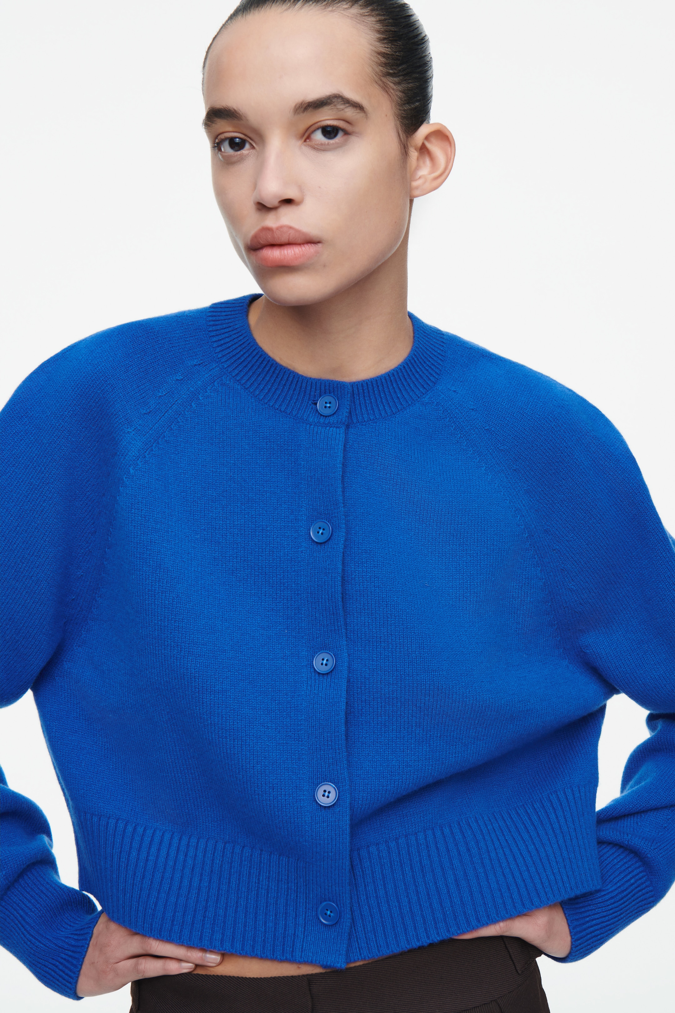 Größeres Bild ansehen: VERKÜRZTE STRICKJACKE AUS WOLLE - KOBALTBLAU - Ladies | H&M DE 6