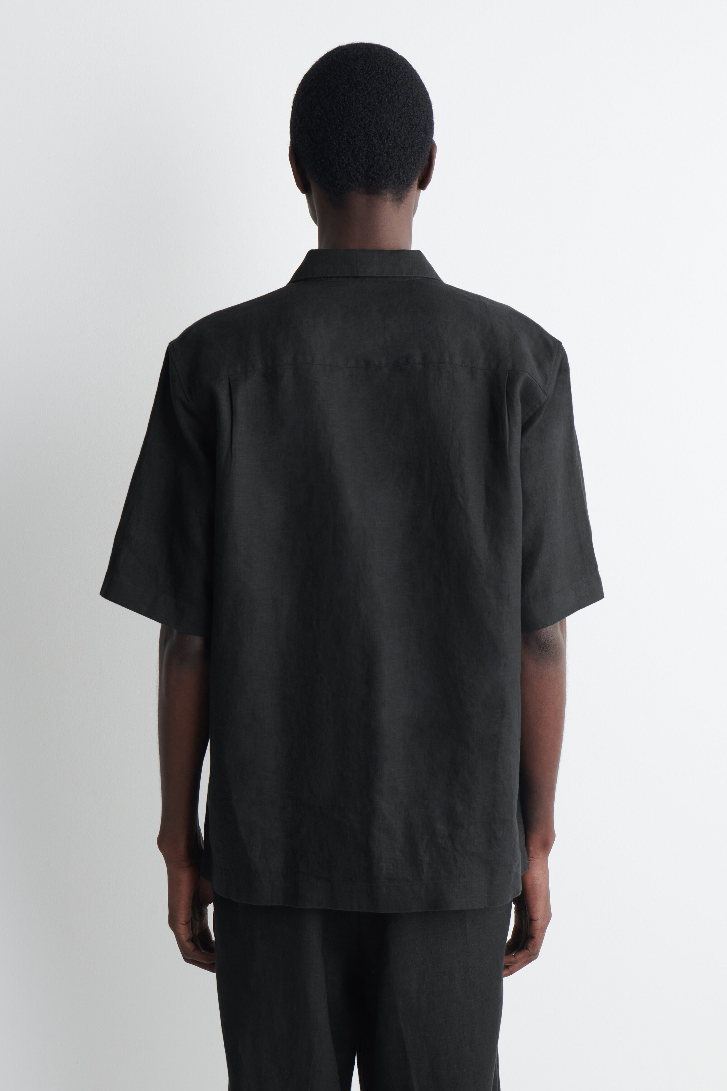 LINEN SHORT-SLEEVED SHIRT - BLACK | COS US