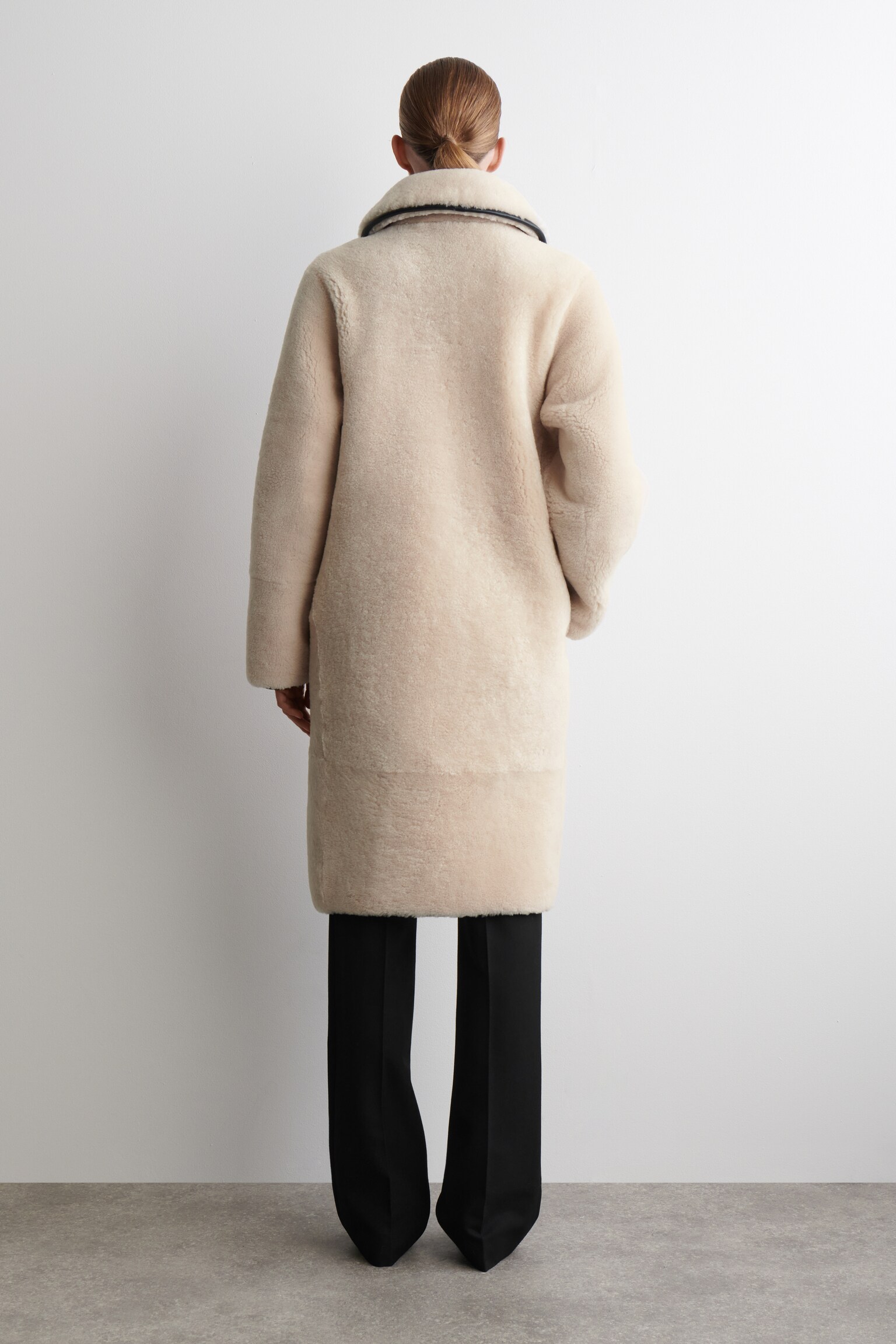 LEATHER-TRIMMED SHEARLING LONG COAT - CREAM - 5