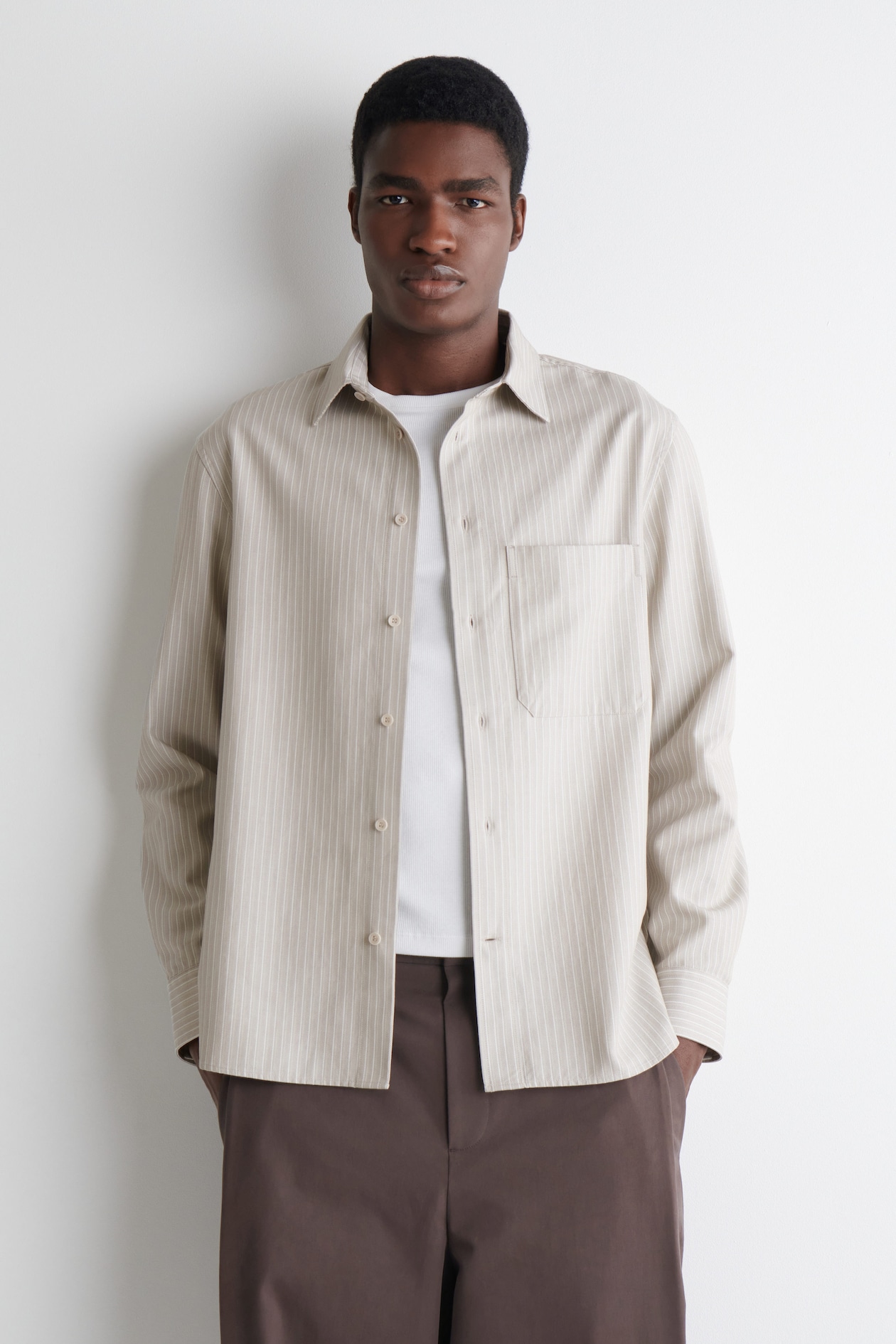 CHEMISE DÉCONTRACTÉE EN SERGÉ - TAUPE / RAYURES | COS FR