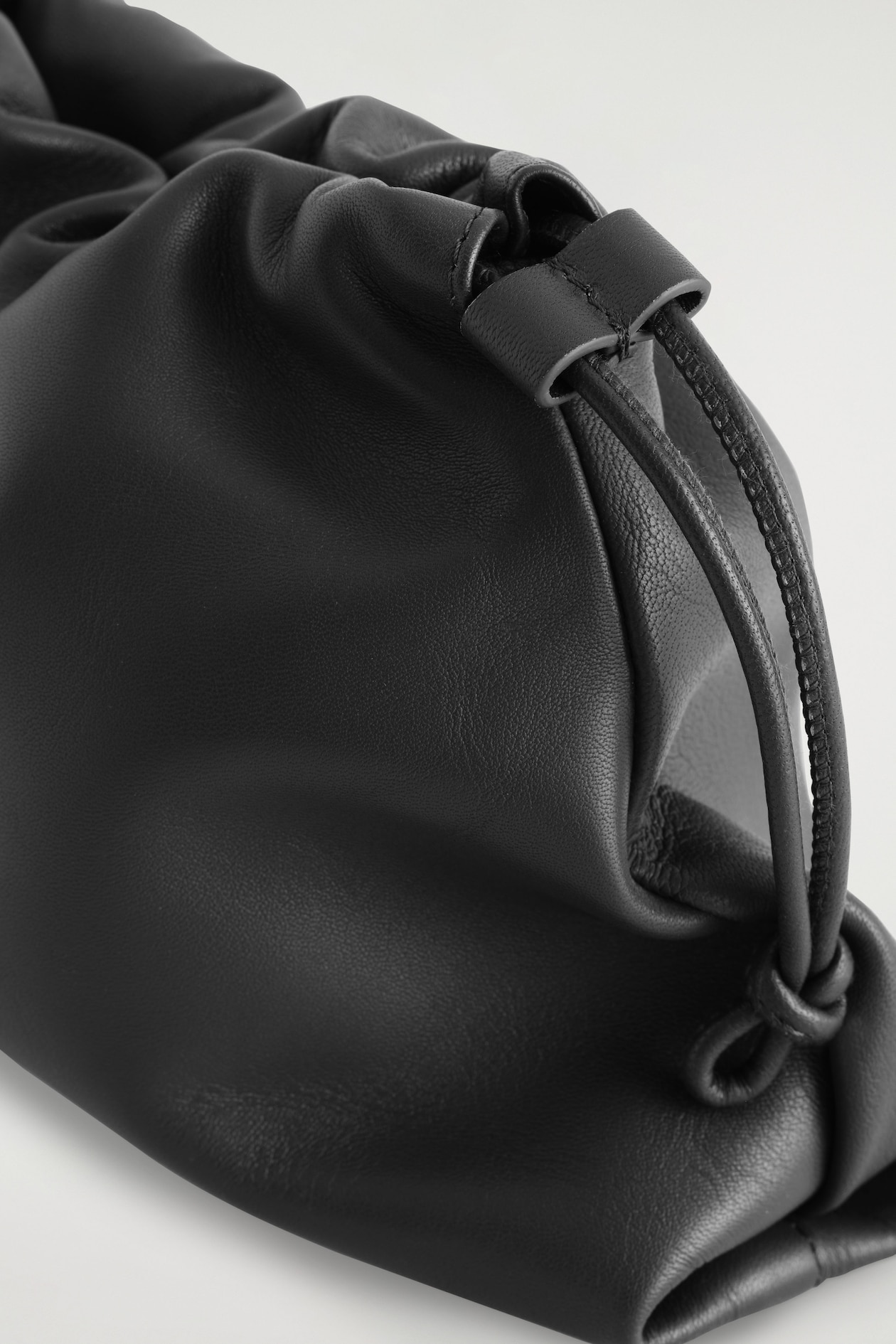 MINI CAVATELLI CLUTCH BAG - LEATHER — BLACK