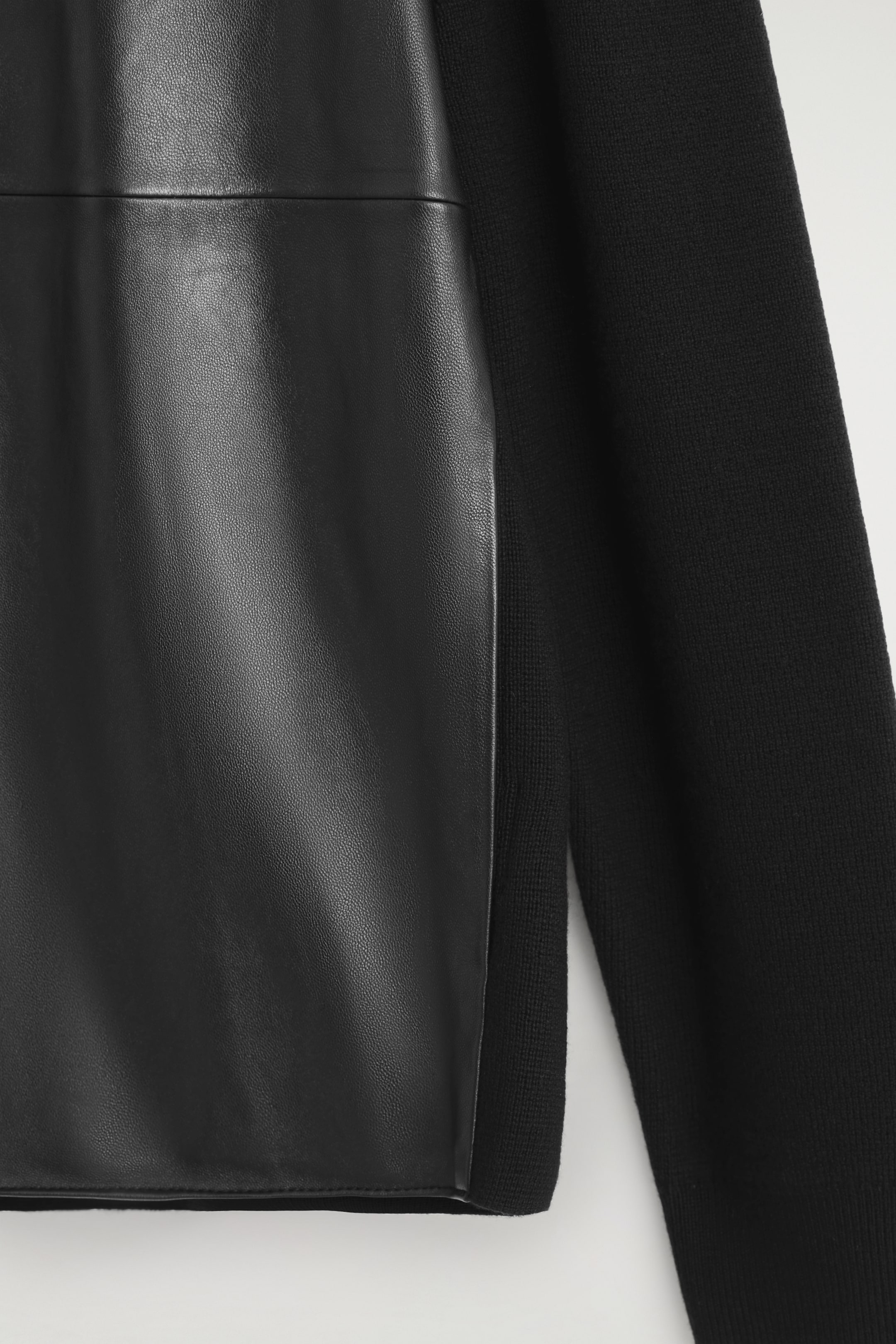 Grösseres Bild ansehen: STRICKJACKE AUS WOLLE MIT LEDERDETAILS - SCHWARZ - HERREN | H&M CH 7