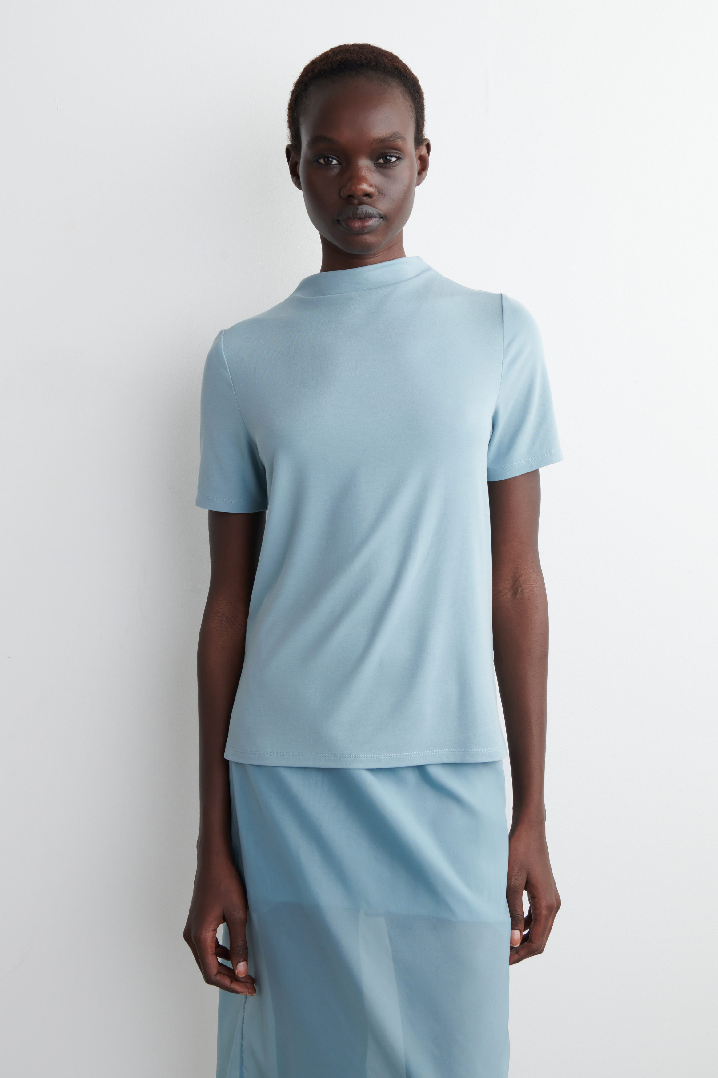 Tシャツ・カットソー SUARE Women's Cotton Dying Cable Round Half Knit Cloud Blue CROPPED JERSEY T-SHIRT - STEEL BLUE | COS