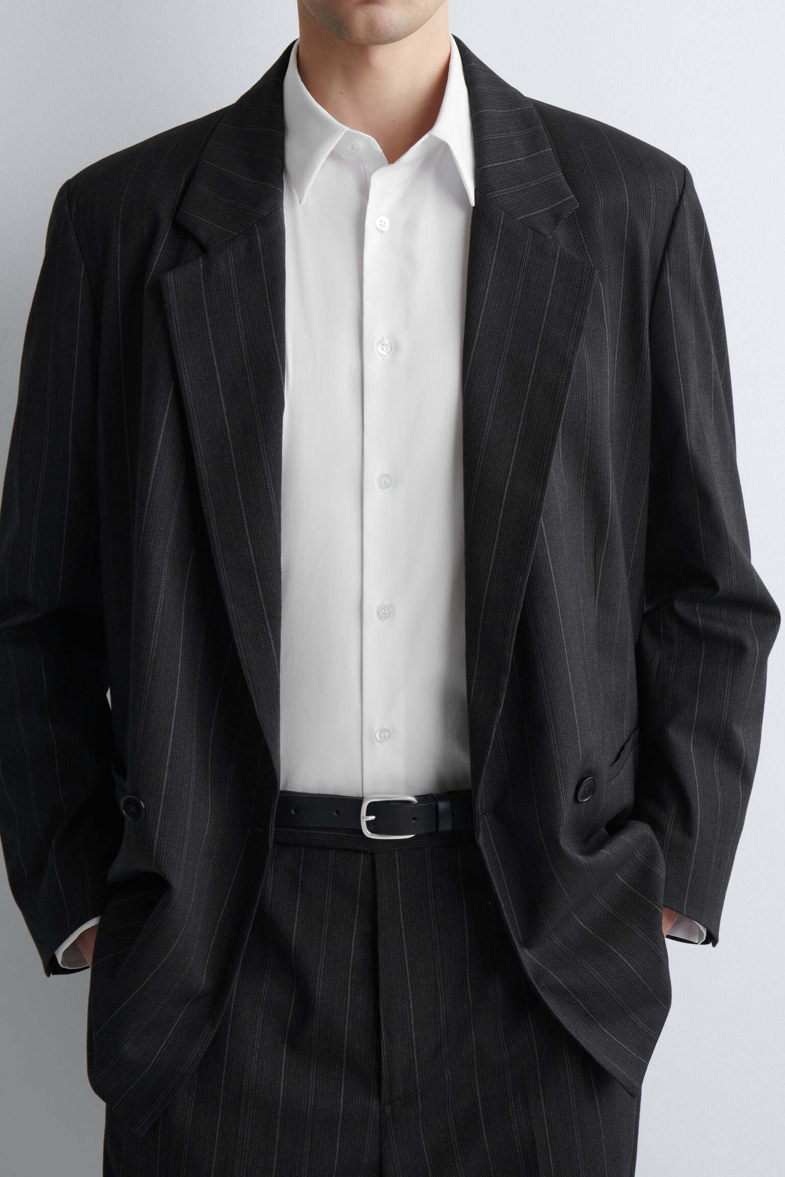 SKRÄDDAD SKJORTA I BOMULLSPOPLIN - VIT/MARINBLÅ/KRITSTRECKSRANDIG - 3