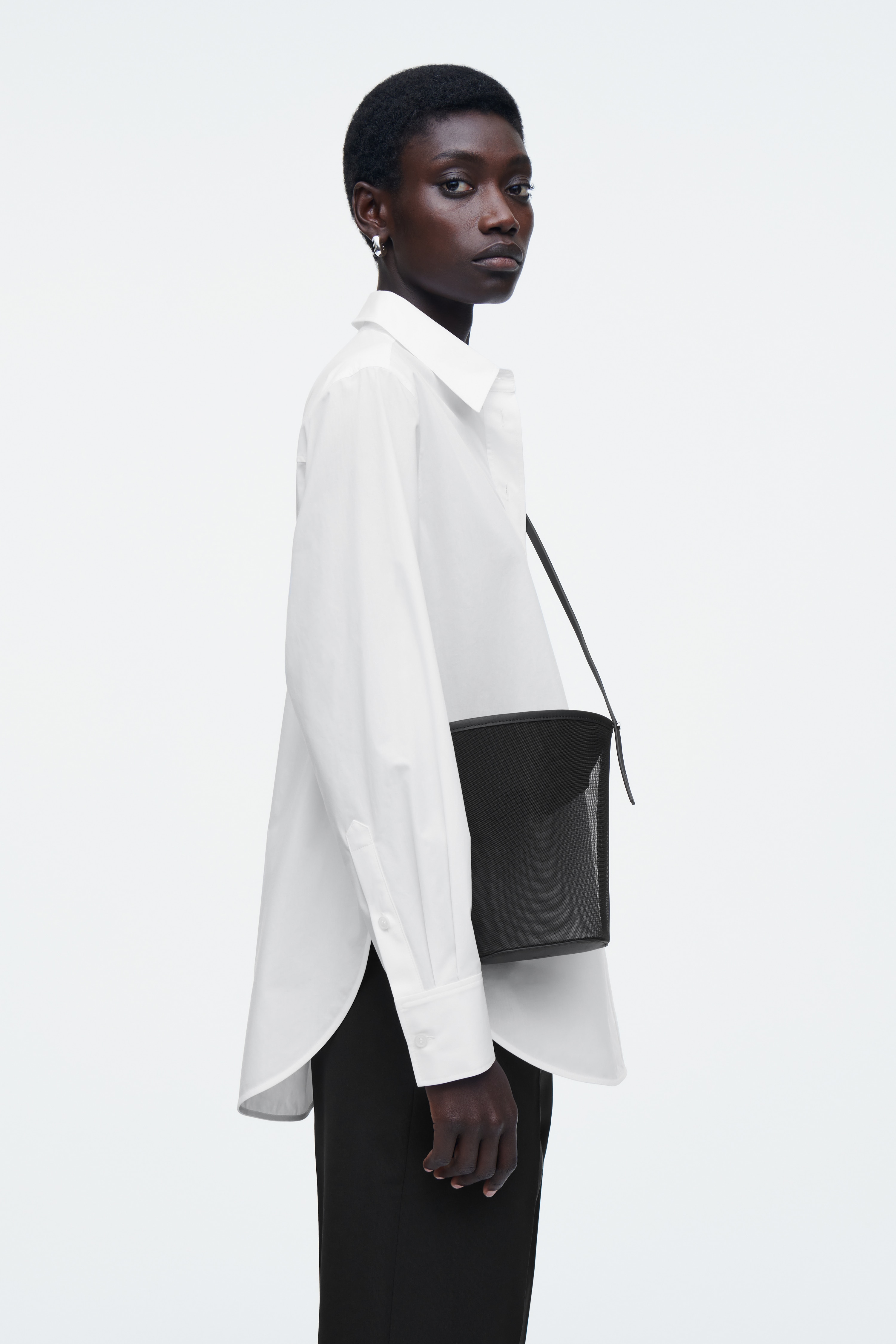 MINI BUCKET BAG I MESH - SVART/BEIGE