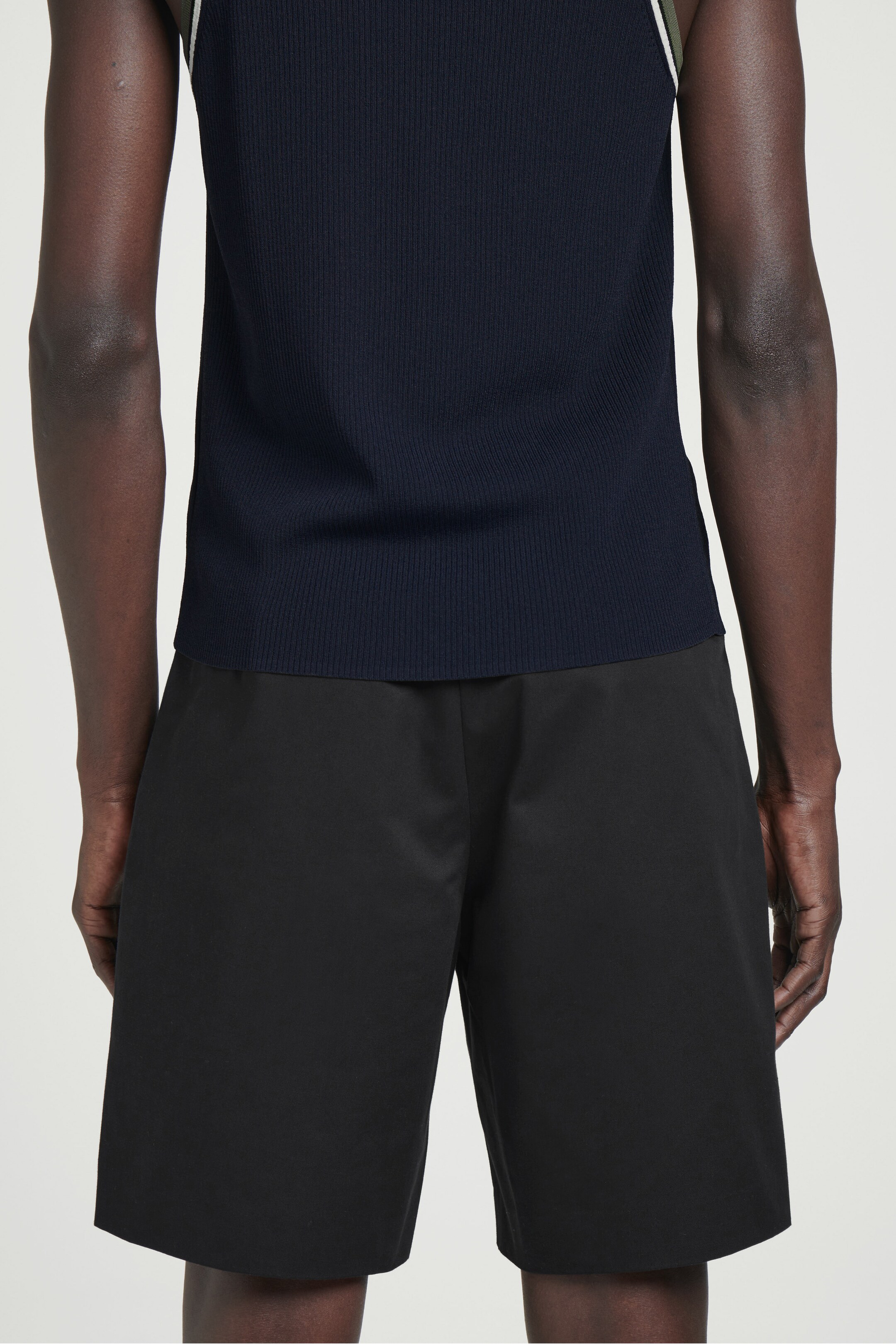 Vezi imaginea mai mare: SHORTS CHINO DIN BUMBAC CROIT - NEGRU - BĂRBAŢI | H&M RO 4