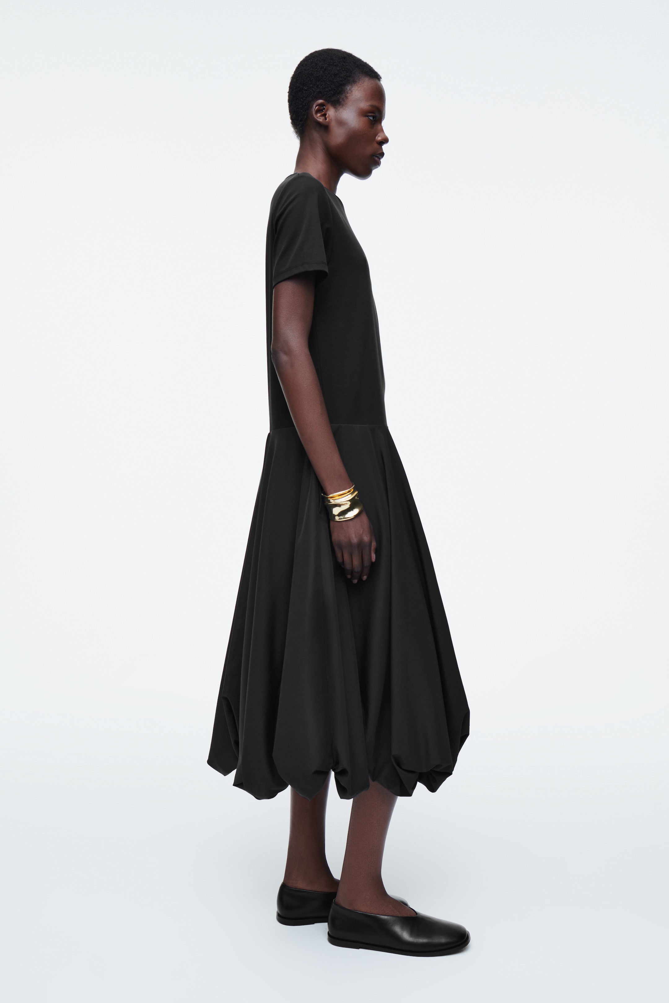Visualizza immagine più grande: ABITO T-SHIRT CON ORLO A PALLONCINO - NERO - DONNA | H&M IT 2