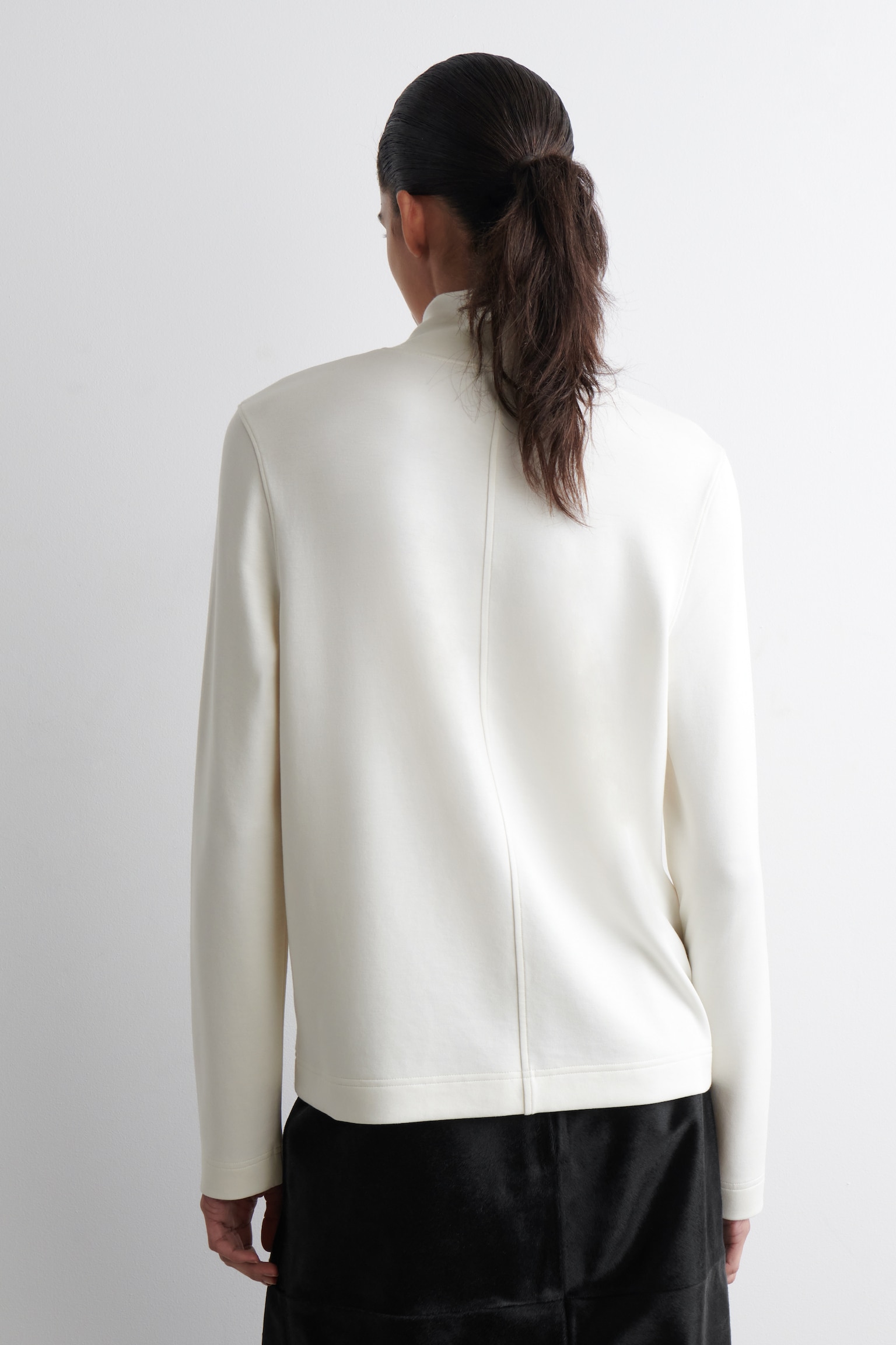 CAMISETA ELÁSTICA CON CUELLO ALTO - BLANCO/MORADO - 5