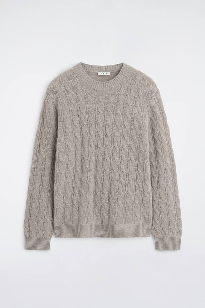 Um camisola de cashmere com padrÃ£o entranÃ§ado, em tom mesclado cinzento-bege claro, Ã© apresentada de frente, com um intrincado padrÃ£o entranÃ§ado em toda a peÃ§a. A camisola apresenta gola redonda canelada, punhos canelados e bainha canelada. - 1