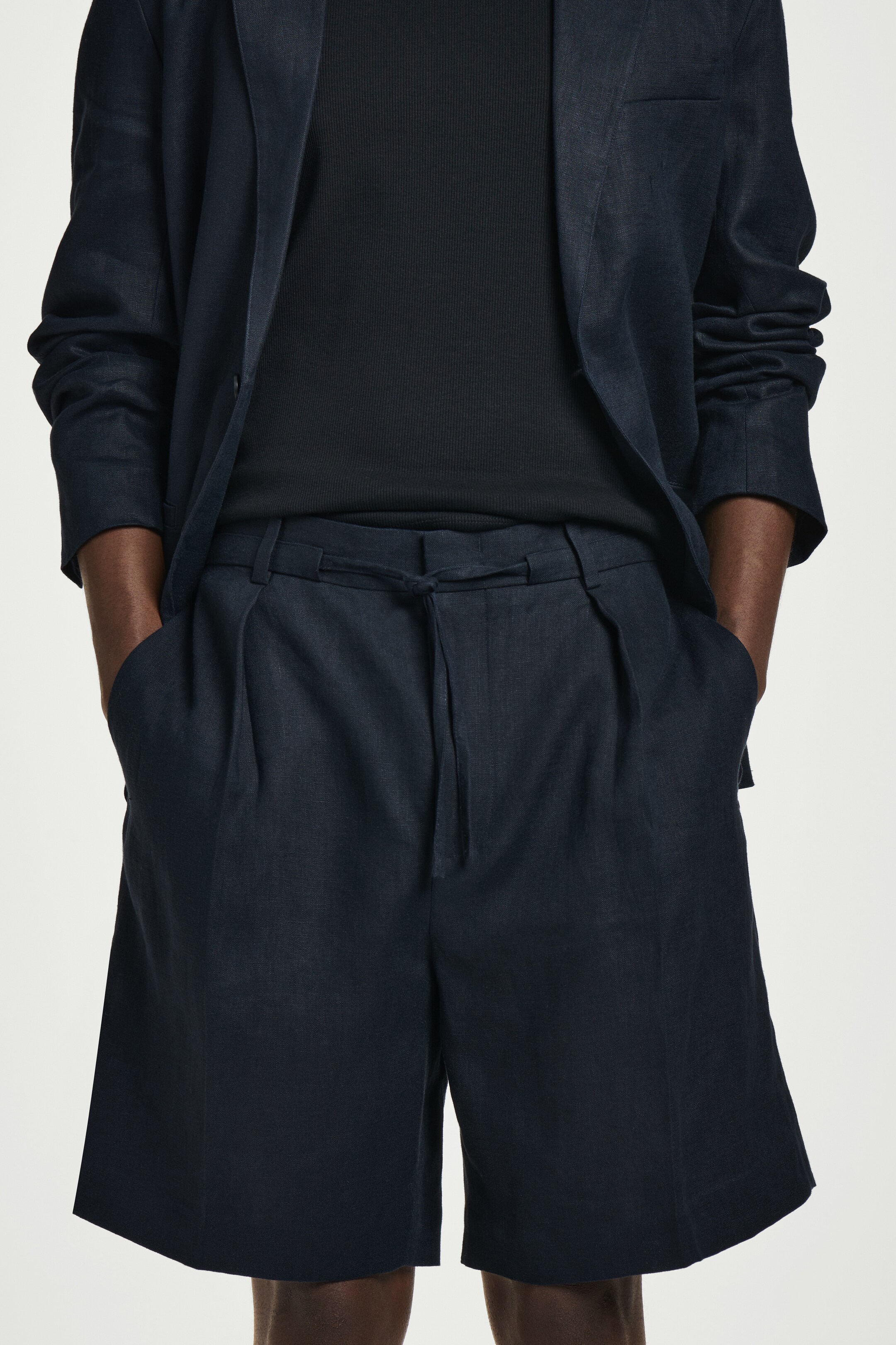 Grösseres Bild ansehen: ELEGANTE LEINENSHORTS MIT KORDELZUGBUND - NAVYBLAU - HERREN | H&M CH 2