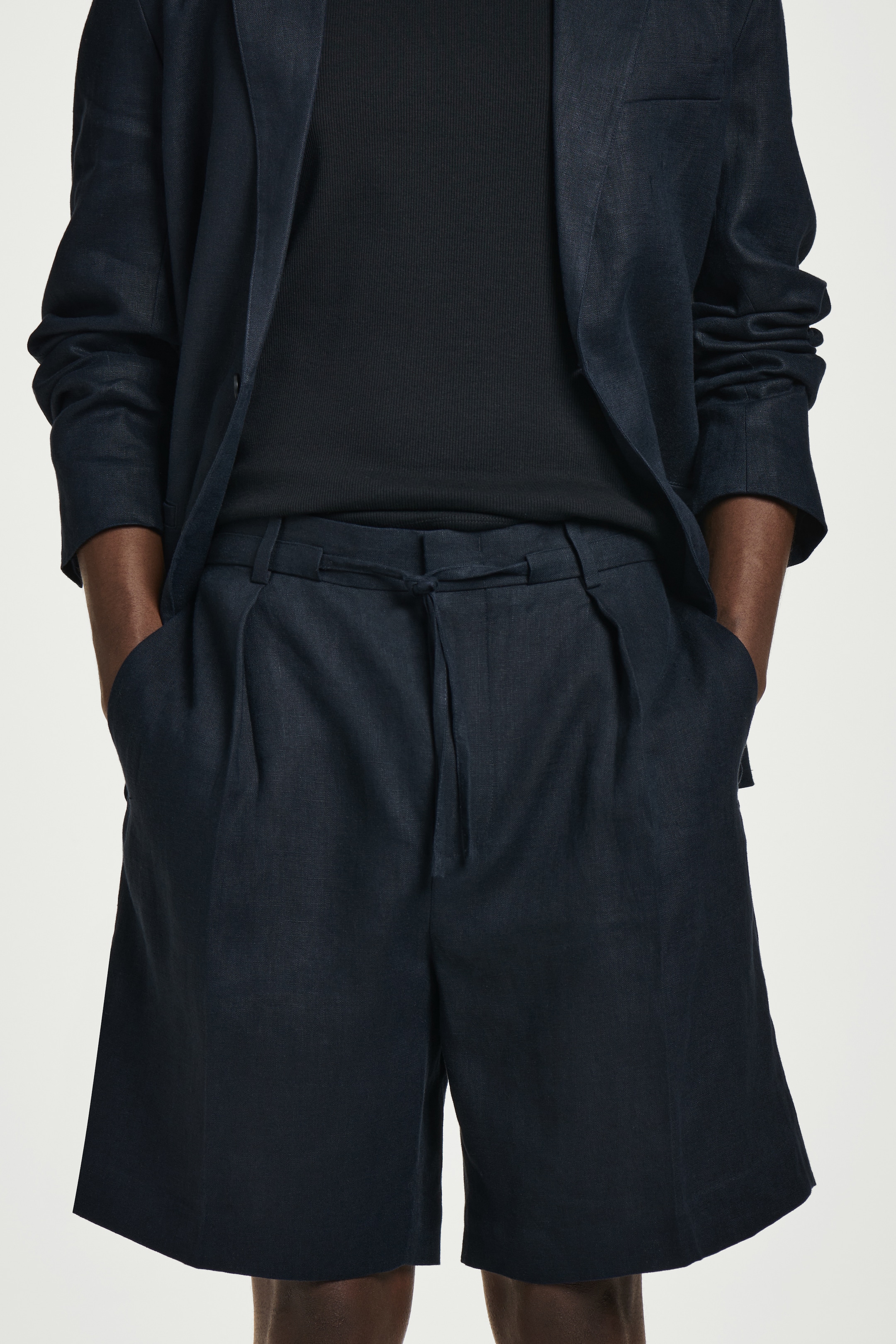 Ingrandisci l'immagine: TAILORED DRAWSTRING LINEN SHORTS - NAVY - UOMO | H&M CH 2