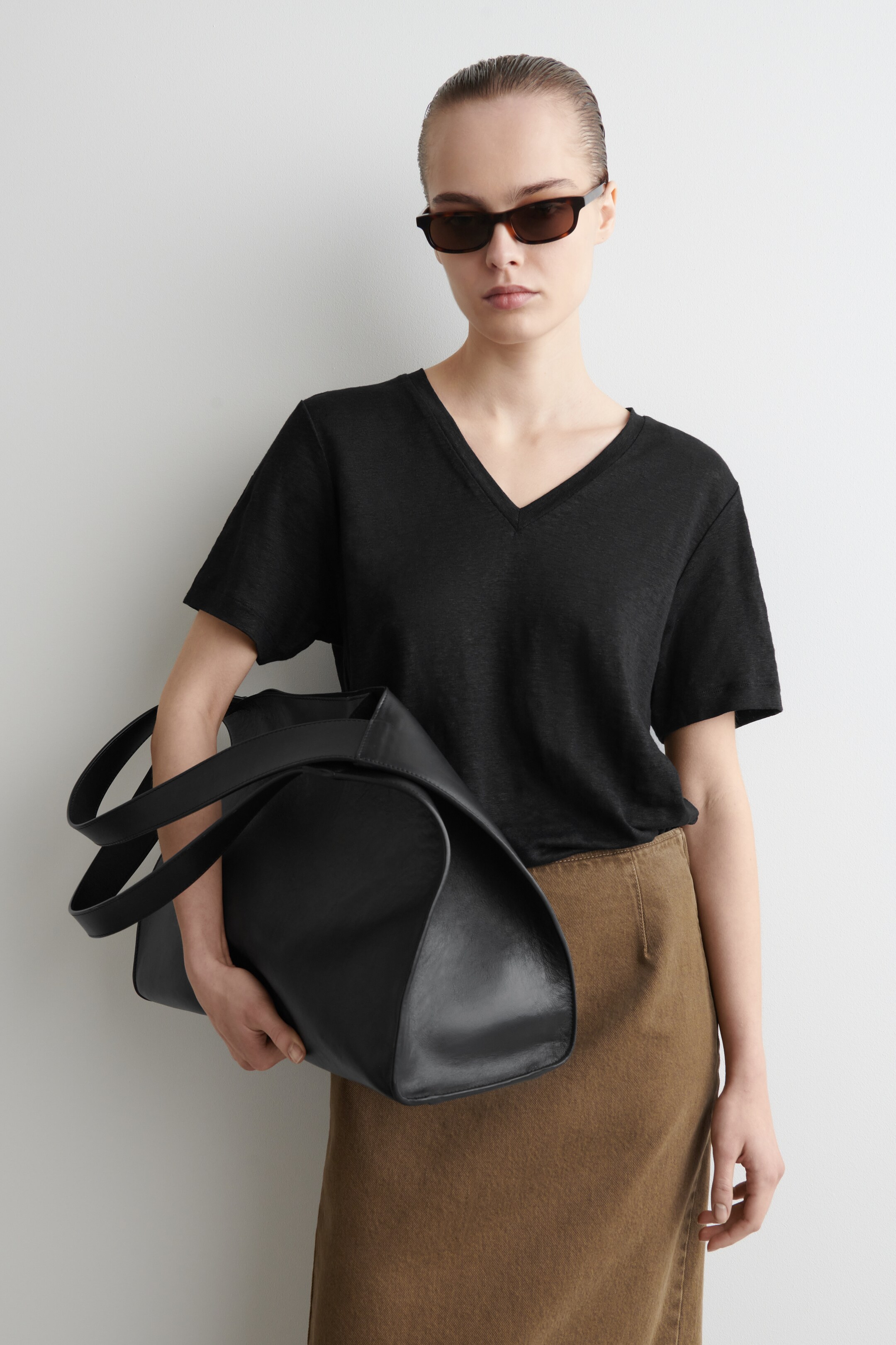 Grösseres Bild ansehen: T-SHIRT AUS LEINEN MIT V-AUSSCHNITT - SCHWARZ - DAMEN | H&M CH 1
