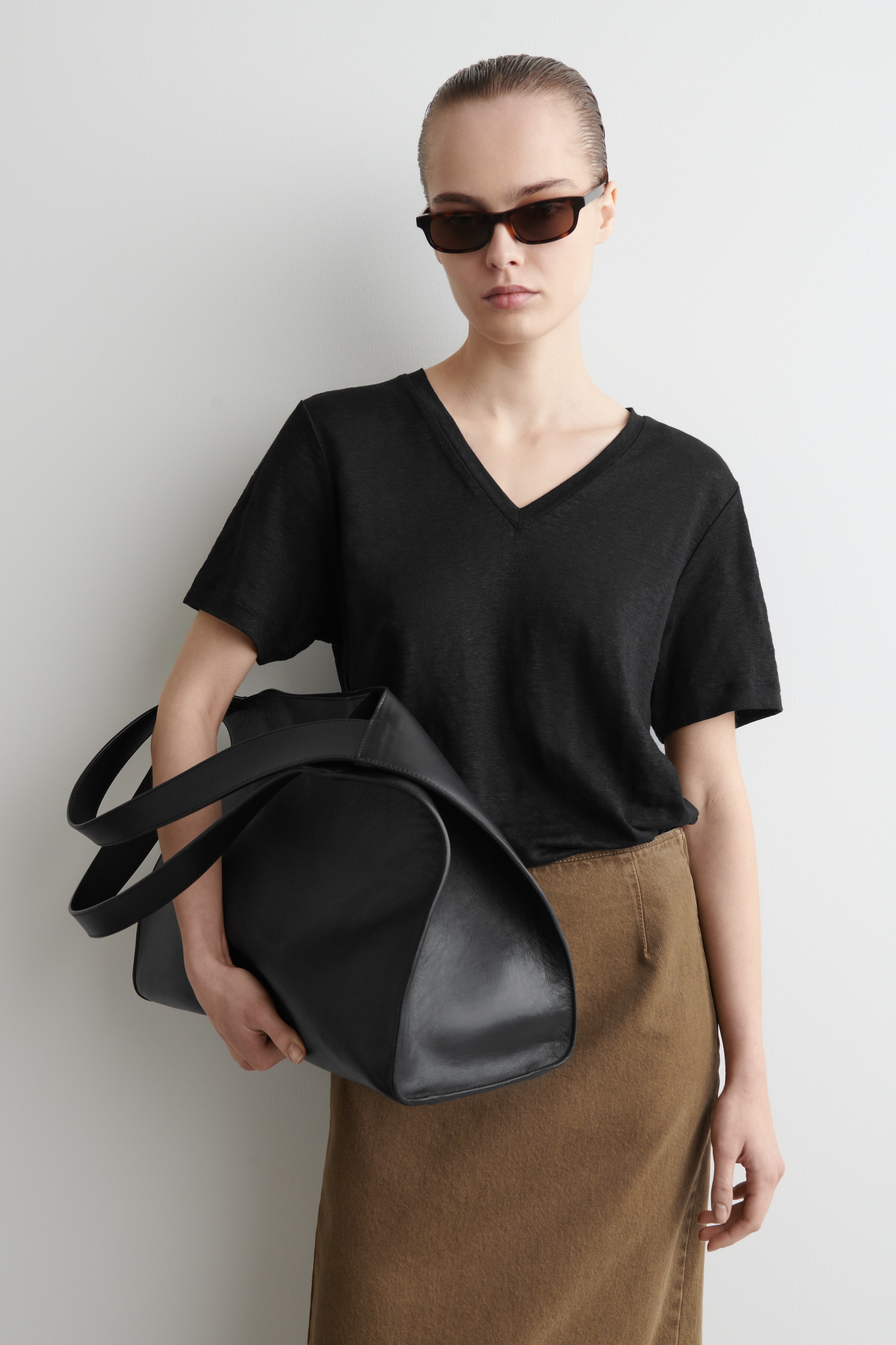 Ingrandisci l'immagine: V-NECK LINEN T-SHIRT - BLACK - DONNA | H&M CH 1