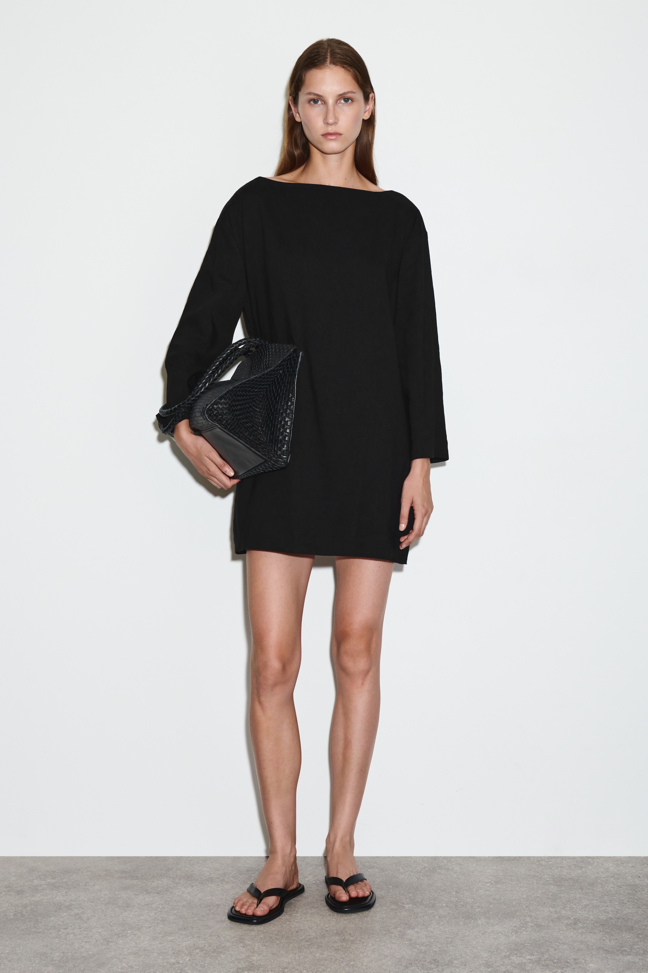 Ver imagen más grande: VESTIDO CORTO EVASÉ DE LINO - NEGRO - MUJER | H&M ES 1