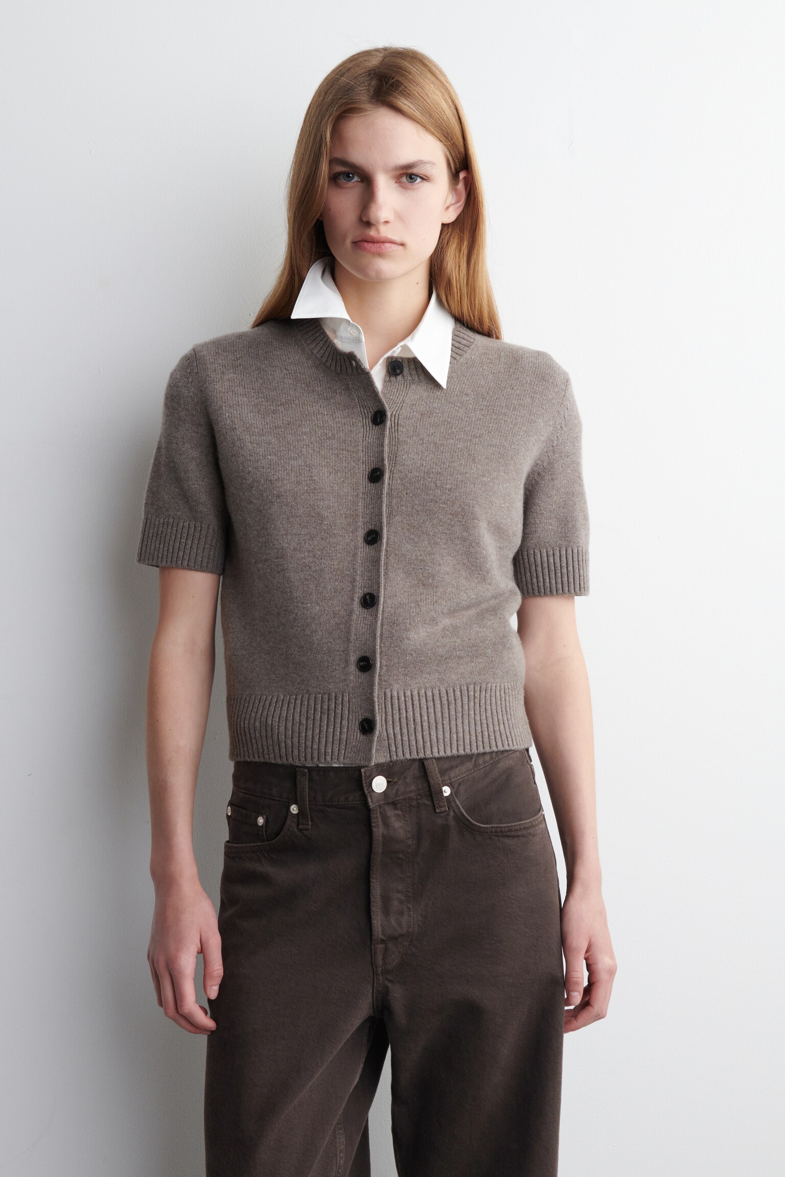 KURZÄRMLIGE STRICKJACKE AUS MERINOWOLLE - BRAUN/ROSA - 4