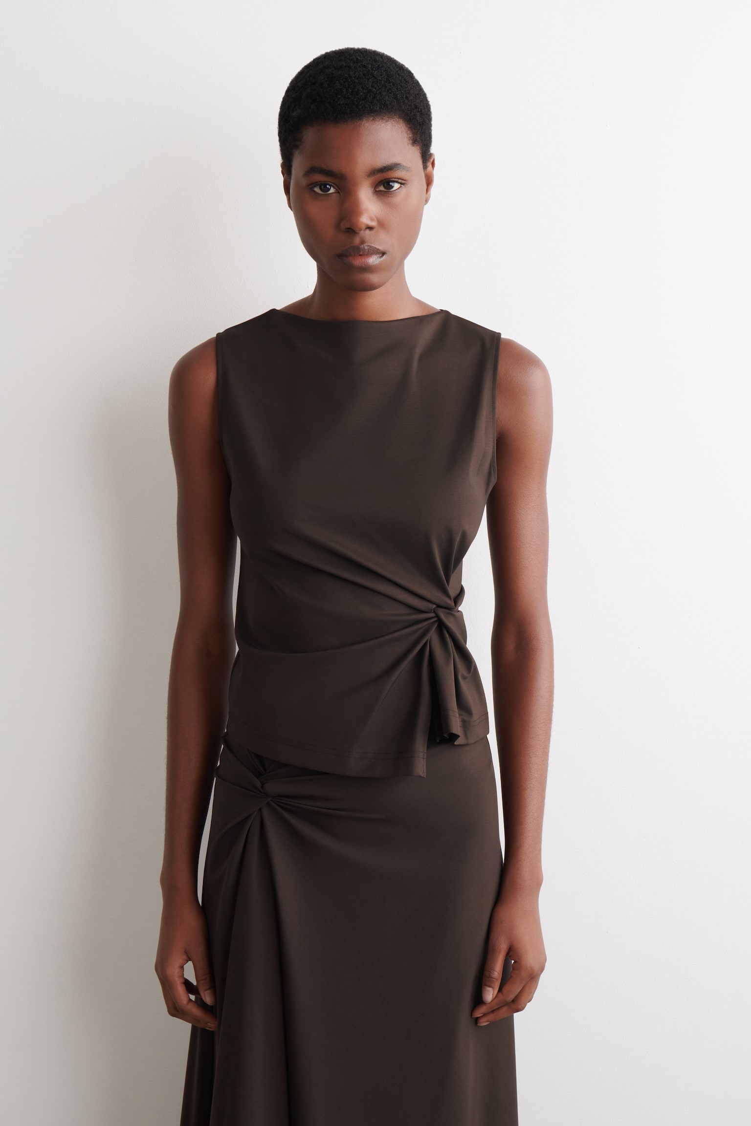 TOP CON DETALLE DE NUDO - MARRÓN OSCURO/AZUL MARINO - 1