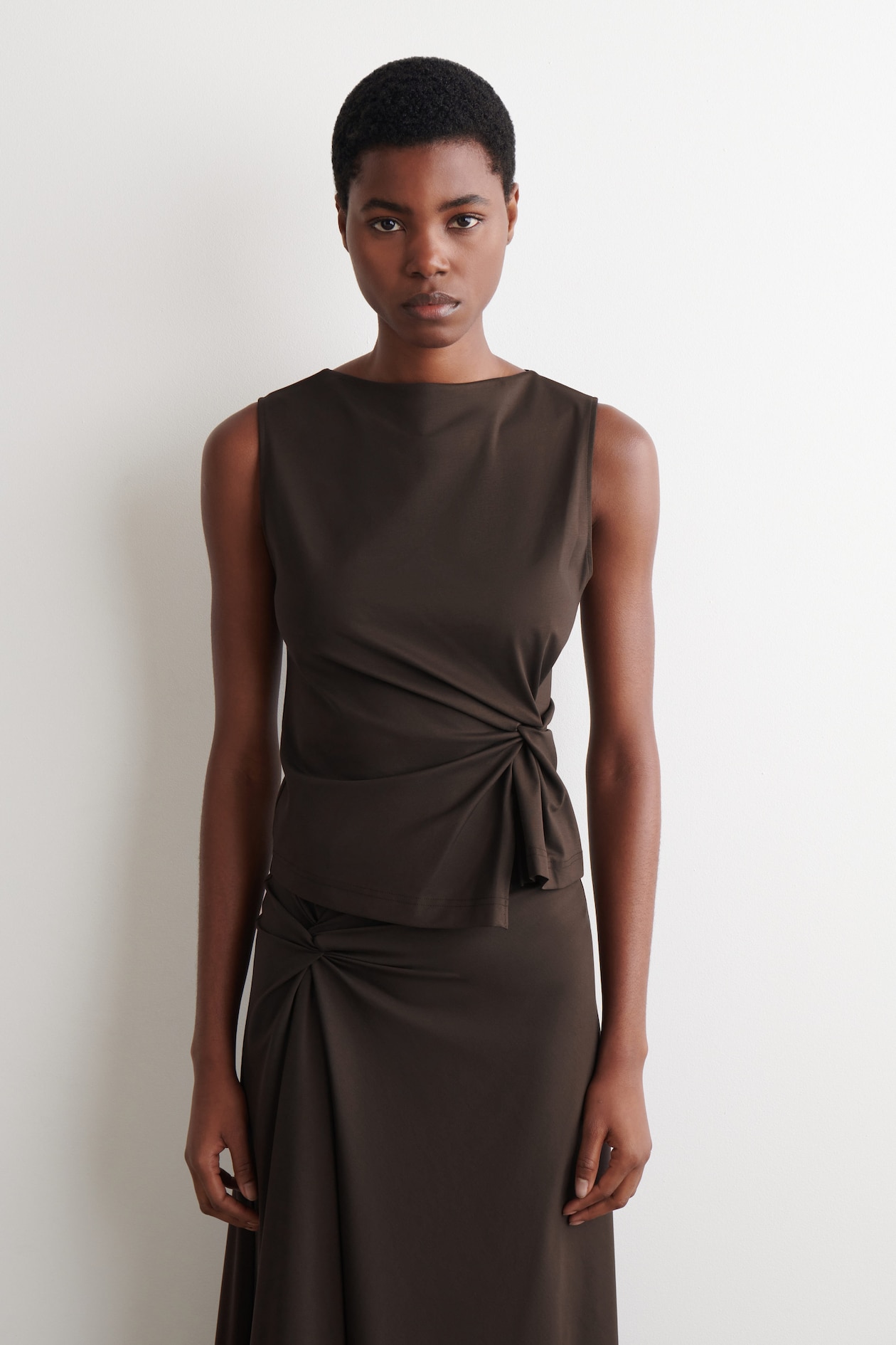 TWIST-DETAIL JERSEY TOP — DARK BROWN