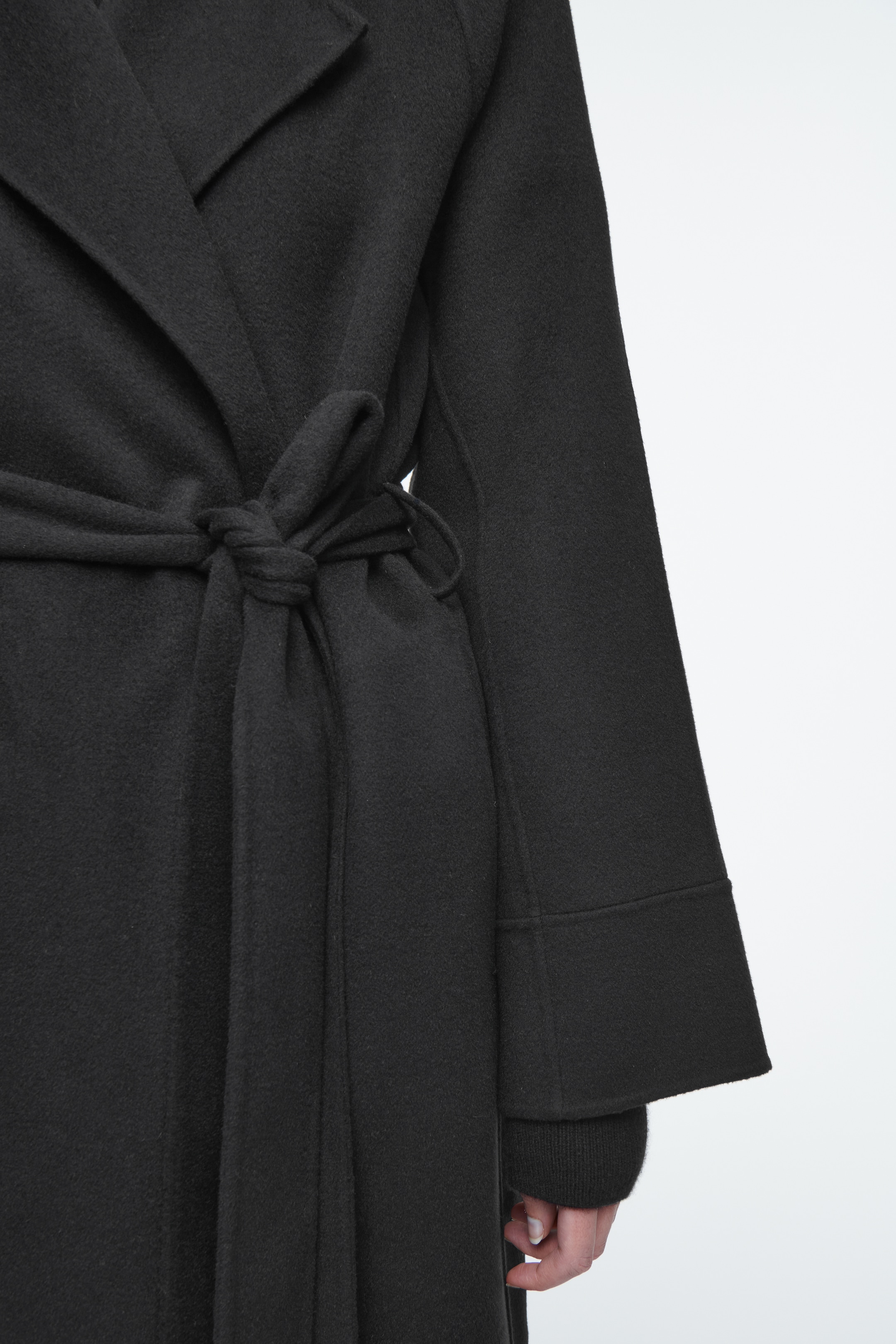 Grösseres Bild ansehen: MANTEL AUS DOUBLEFACE-WOLLE MIT GÜRTEL - SCHWARZ - DAMEN | H&M CH 2