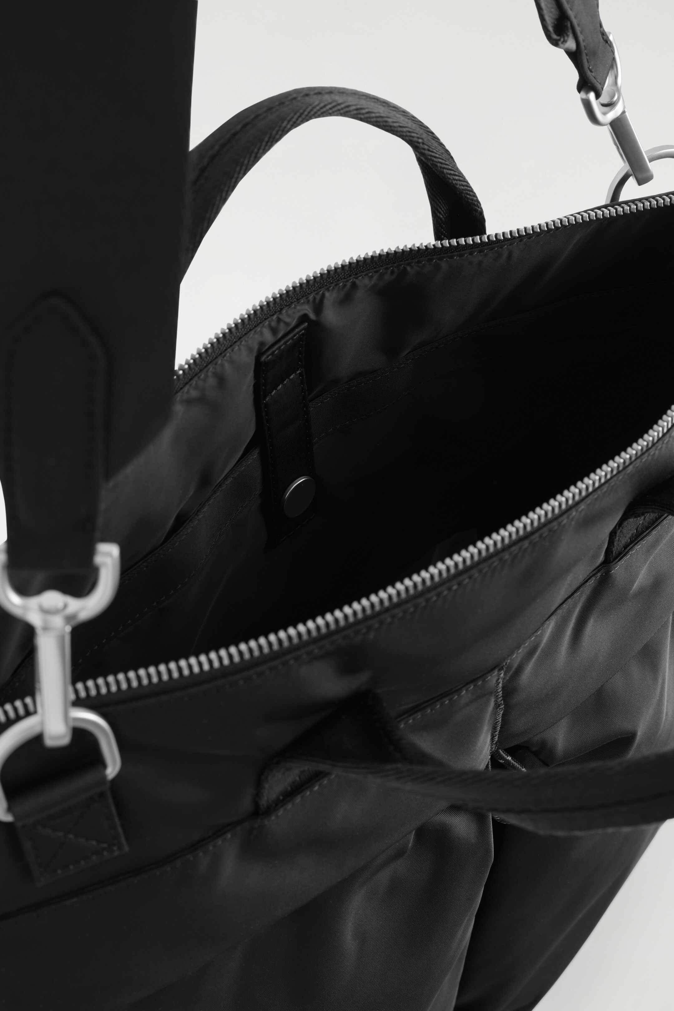 Visa större bild: TRANSIT MESSENGER BAG - NYLON - SVART - HERR | H&M SE 5