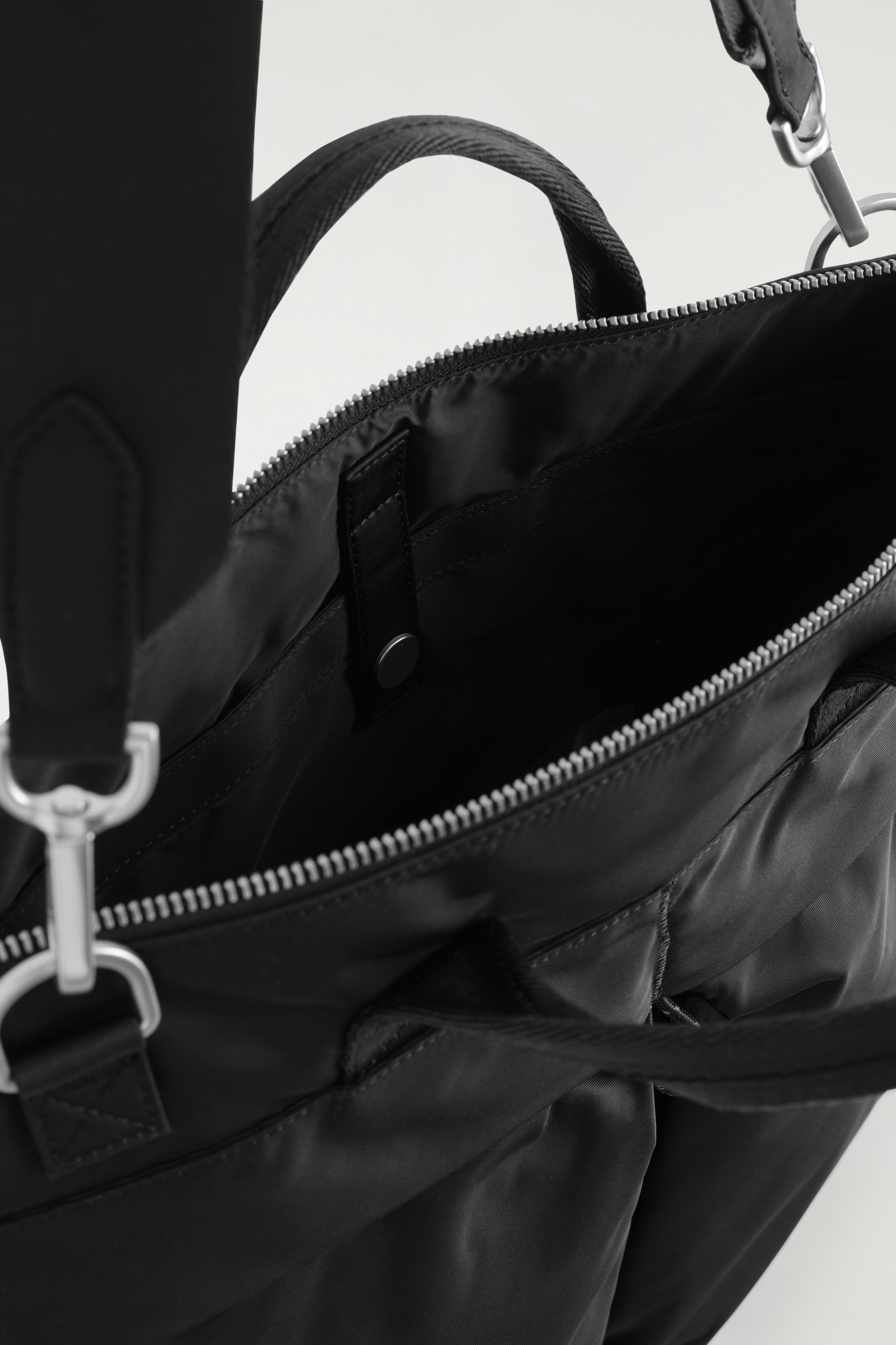 Zobrazit větší obrázek: TRANSIT MESSENGER TAŠKA - NYLON - ČERNÁ - MUŽI | H&M CZ 4