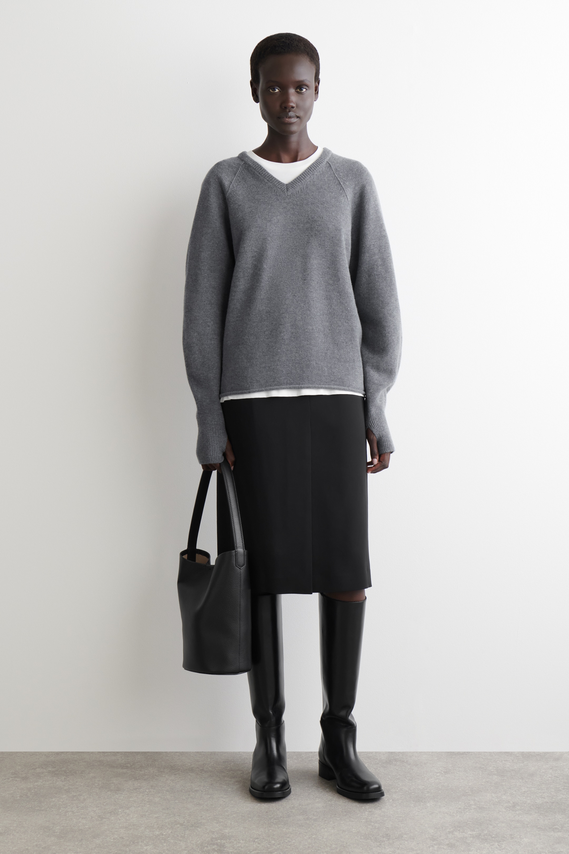 Grösseres Bild ansehen: PULLOVER AUS MERINOWOLLE MIT V-AUSSCHNITT - DUNKELGRAU MELIERT - DAMEN | H&M CH 2