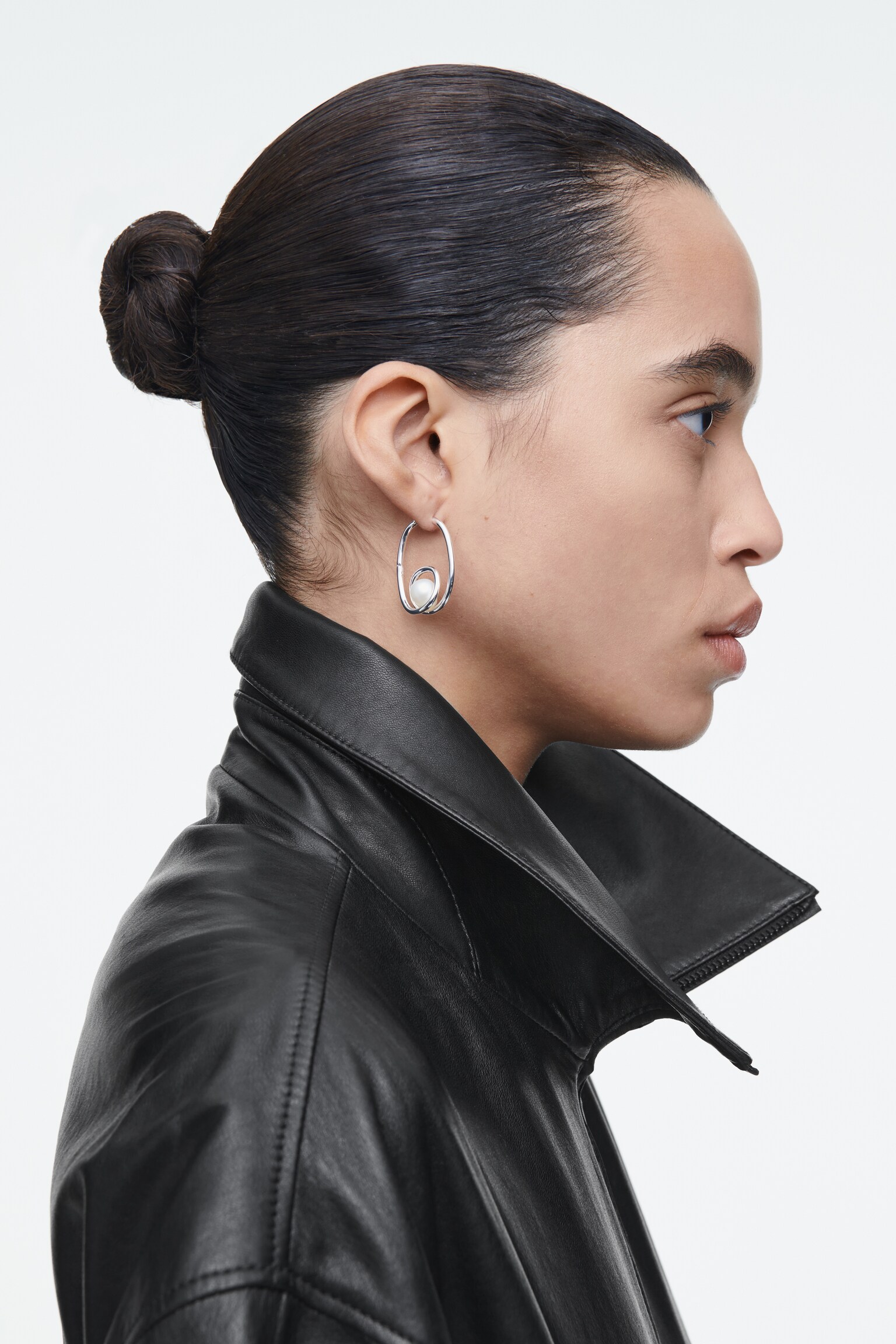 PENDIENTES DESPAREJADOS CON PERLAS ENTRELAZADAS - PLATEADO - 3