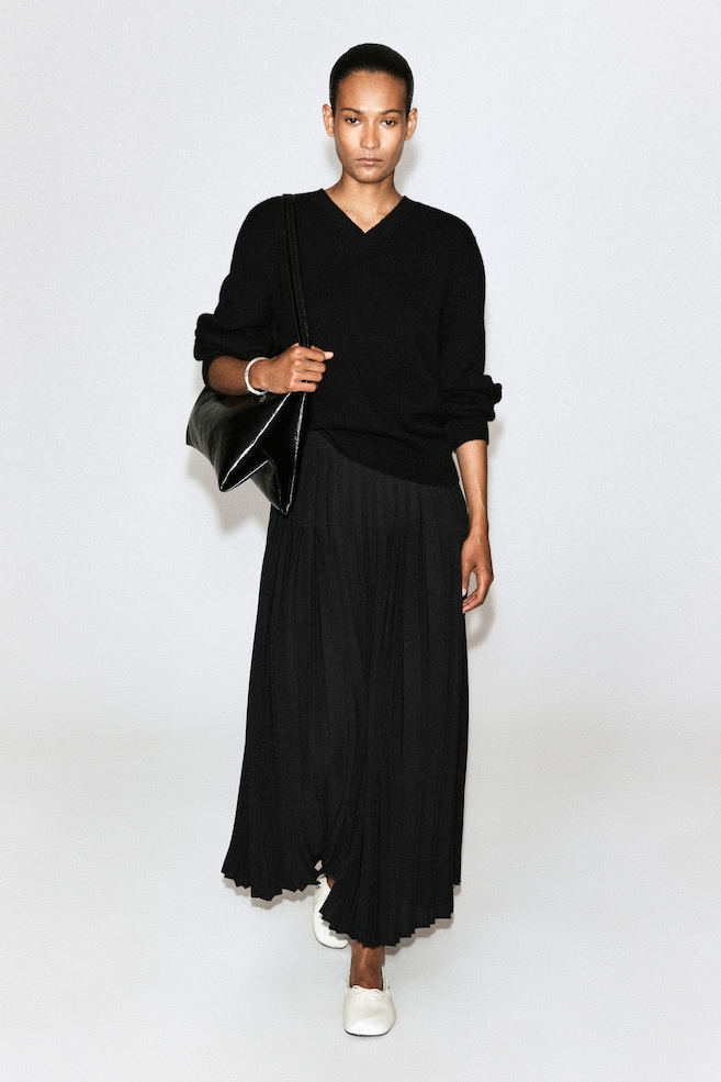 PLEATED CREPE MIDI SKIRT — BLACK