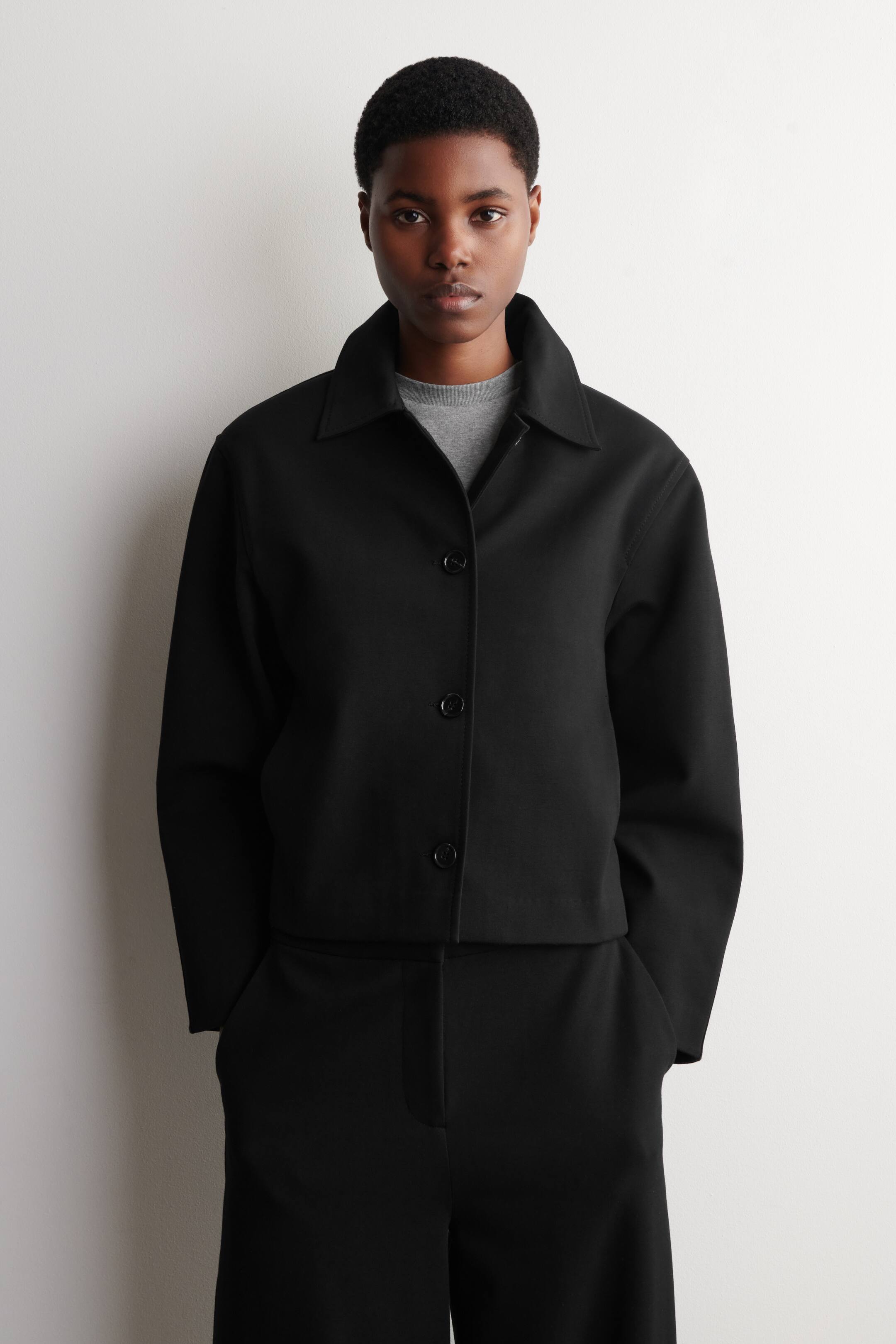 Ver imagen más grande: CHAQUETA REDONDEADA CON CUELLO - NEGRO - MUJER | H&M ES 1